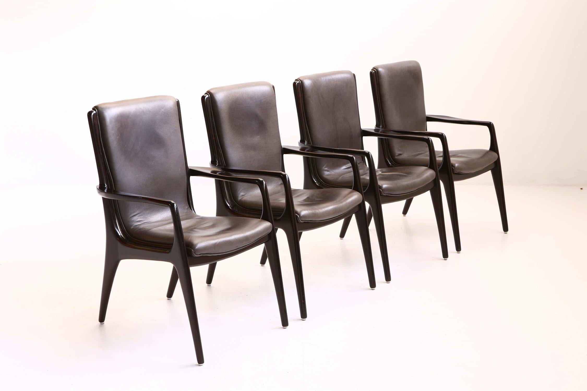Le travail de Vladimir Kagan était connu pour ses formes organiques et son artisanat de qualité supérieure. Ces chaises sont imprégnées de son sens du design et de son exigence de confort.

Histoire : Vladimir Kagan est né le 29 août 1927 à Worms,