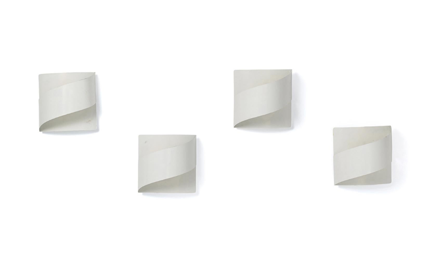 Set of 4 important wall lamps designed and produced by the architect Peter Celsing. In white lacquered metal sheet, curved mounting plate hosting a light concealed by a curved strip.