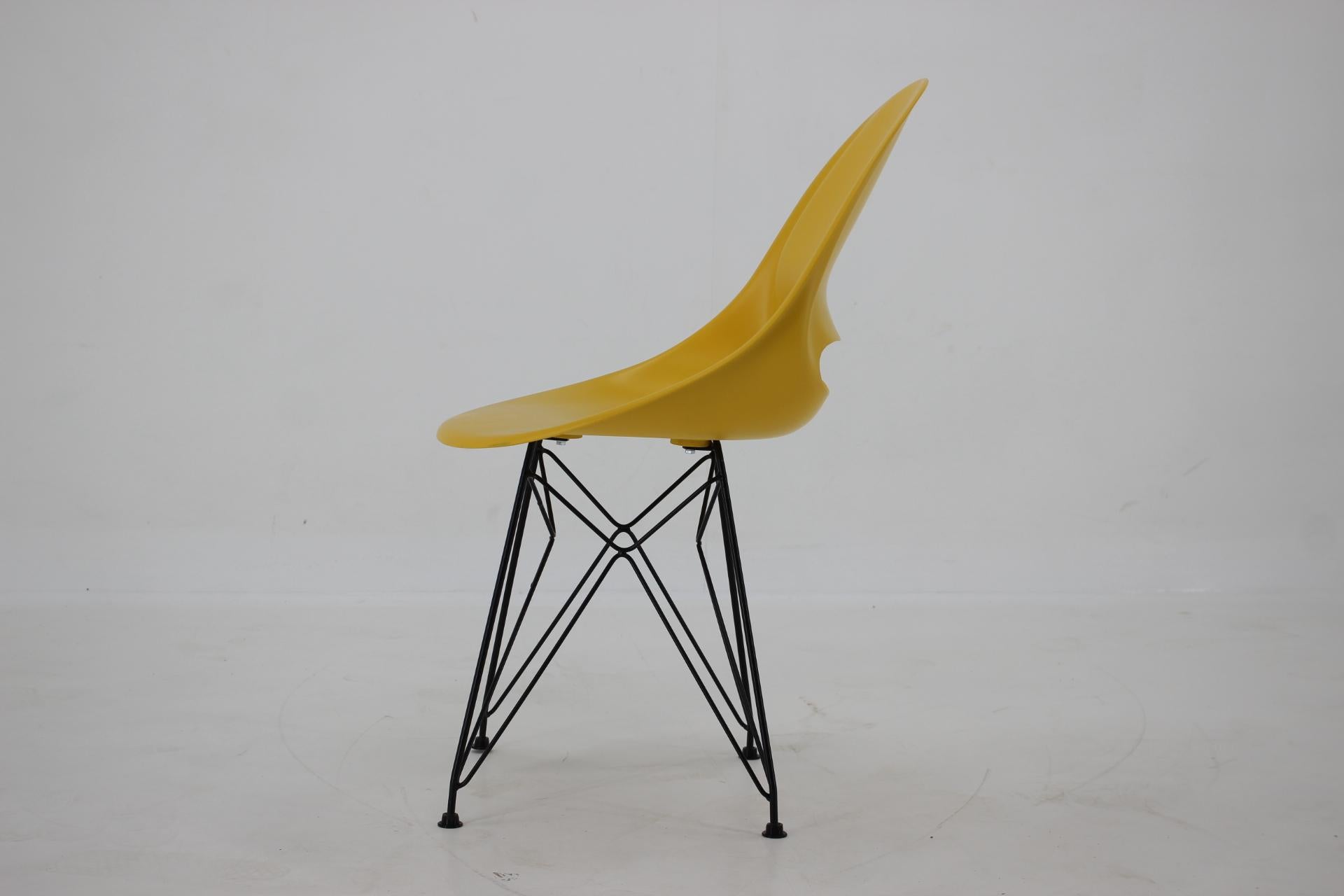 Set of 4 Midcentury Yellow Design Fiberglass Dining Chairs by M.Navratil, 1960s For Sale 4