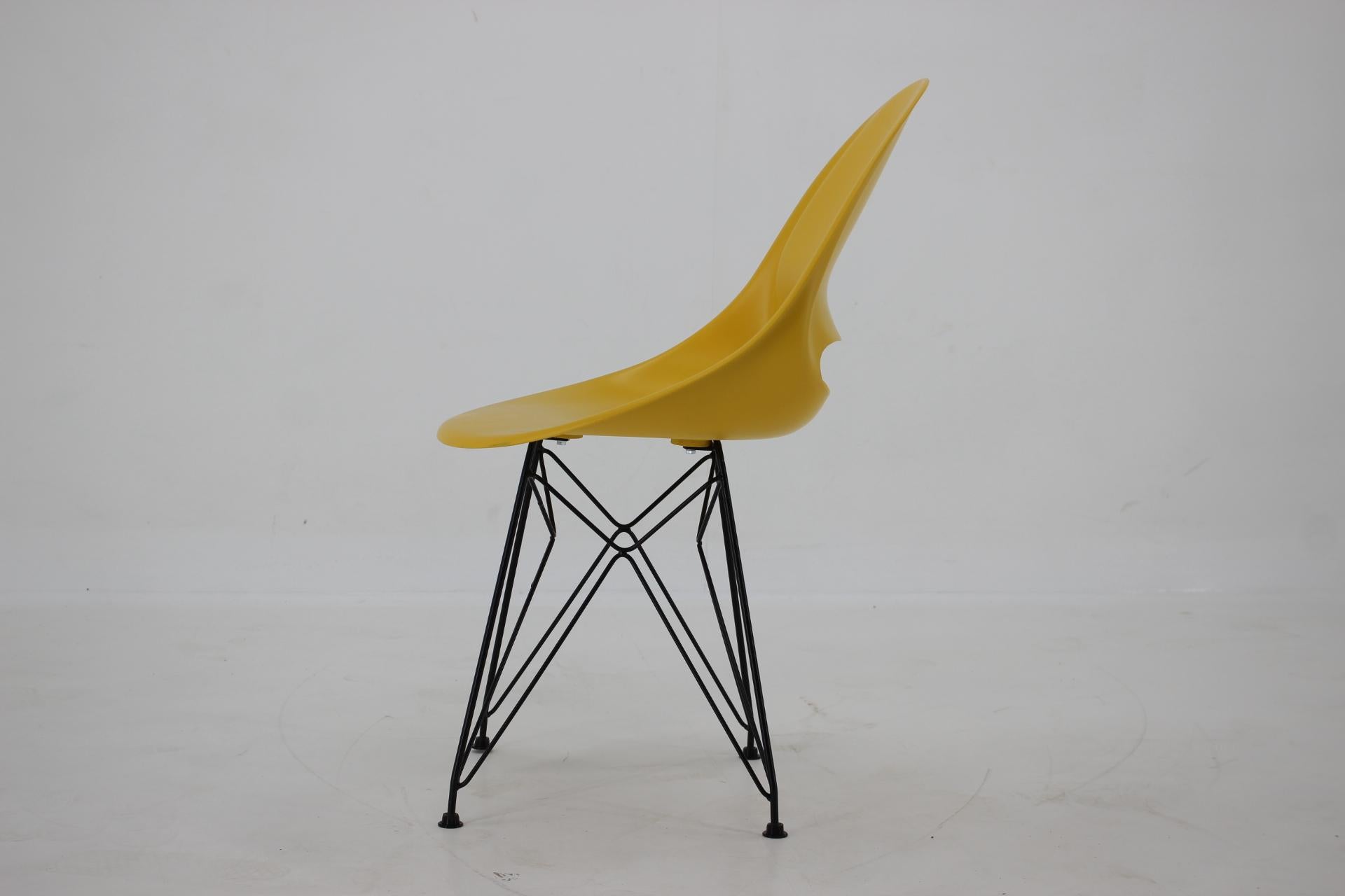 Juego de 4 Sillas de Comedor de Fibra de Vidrio de Diseño Amarillo de Mediados de Siglo de M.Navratil, Años 60 en venta 3