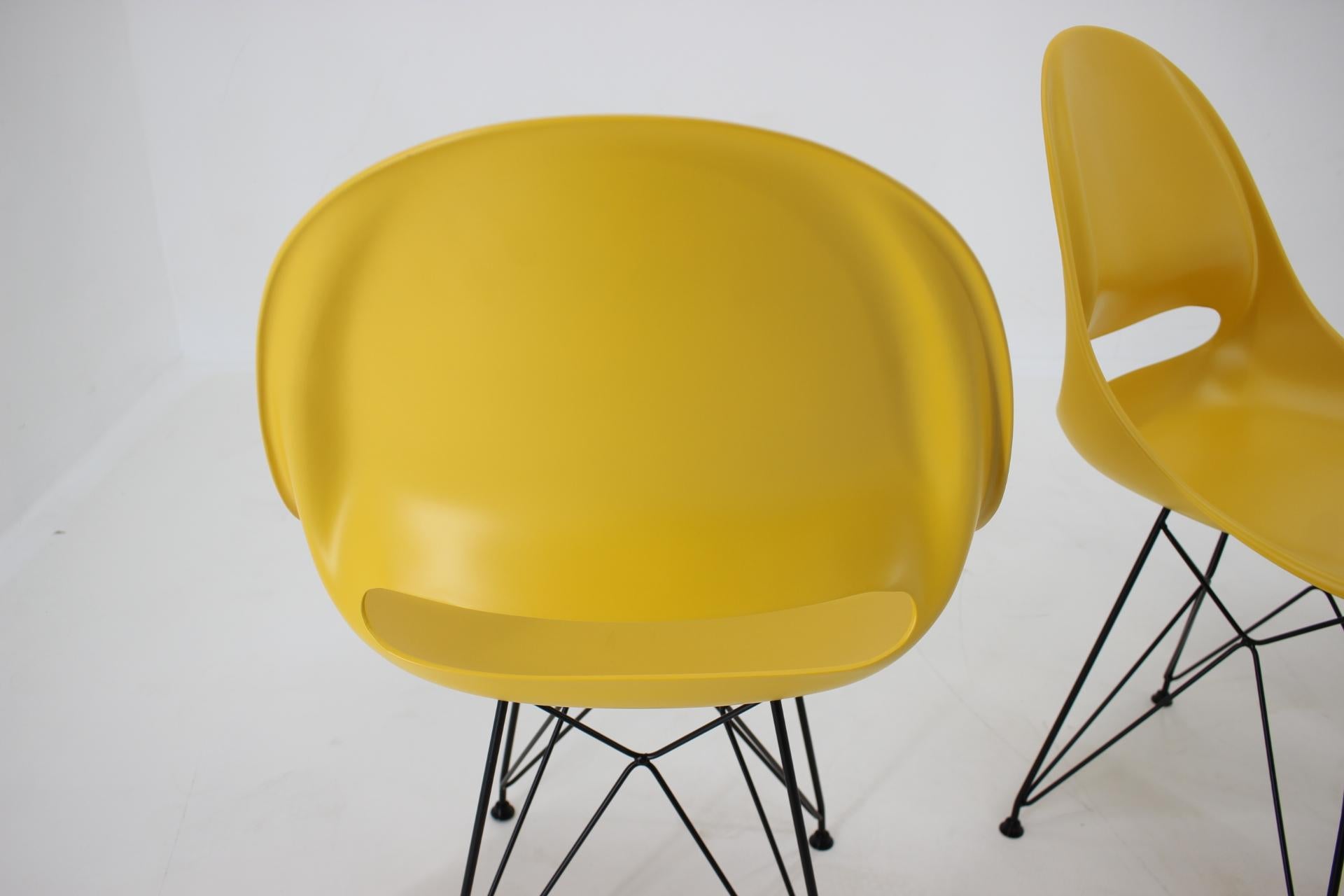 Set of 4 Midcentury Yellow Design Fiberglass Dining Chairs by M.Navratil, 1960s In Good Condition For Sale In Praha, CZ