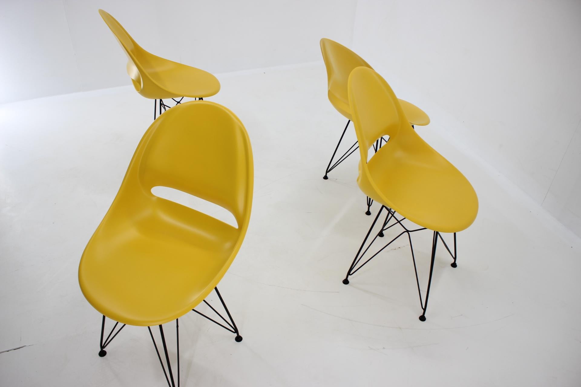 Set of 4 Midcentury Yellow Design Fiberglass Dining Chairs by M.Navratil, 1960s In Good Condition For Sale In Praha, CZ