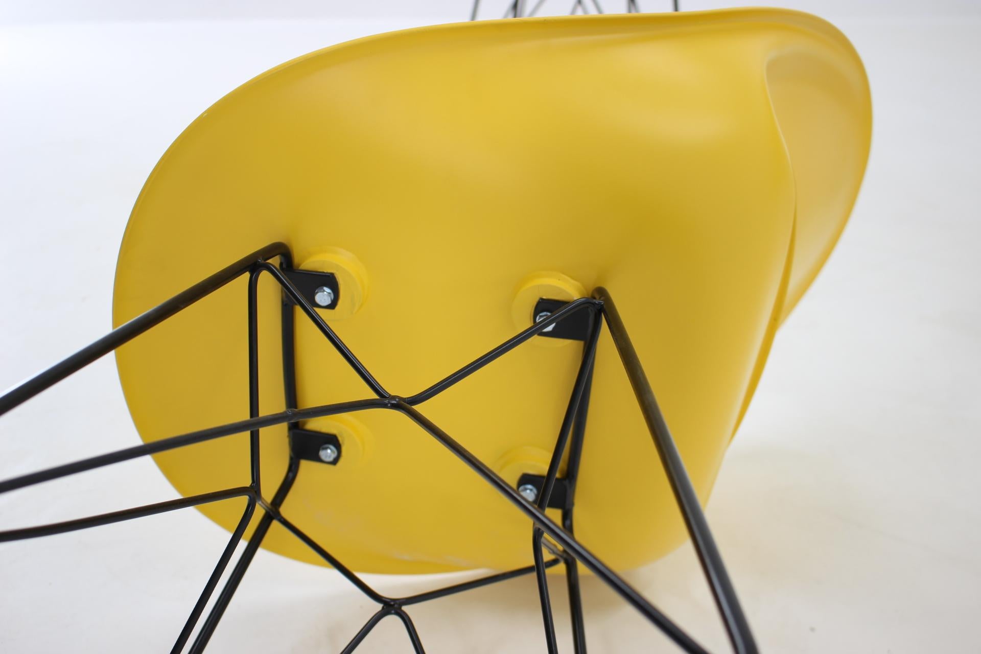 Set of 4 Midcentury Yellow Design Fiberglass Dining Chairs by M.Navratil, 1960s For Sale 1