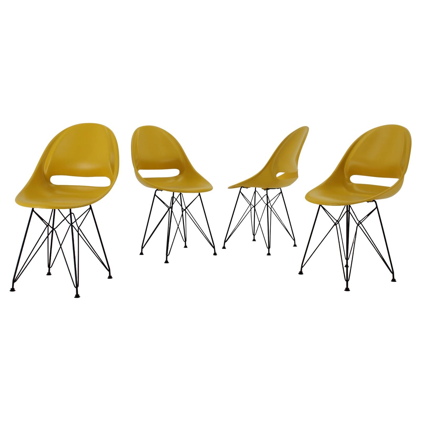 Ensemble de 4 chaises de salle à manger en fibre de verre de design jaune du milieu du siècle dernier par M. Navratil, années 1960