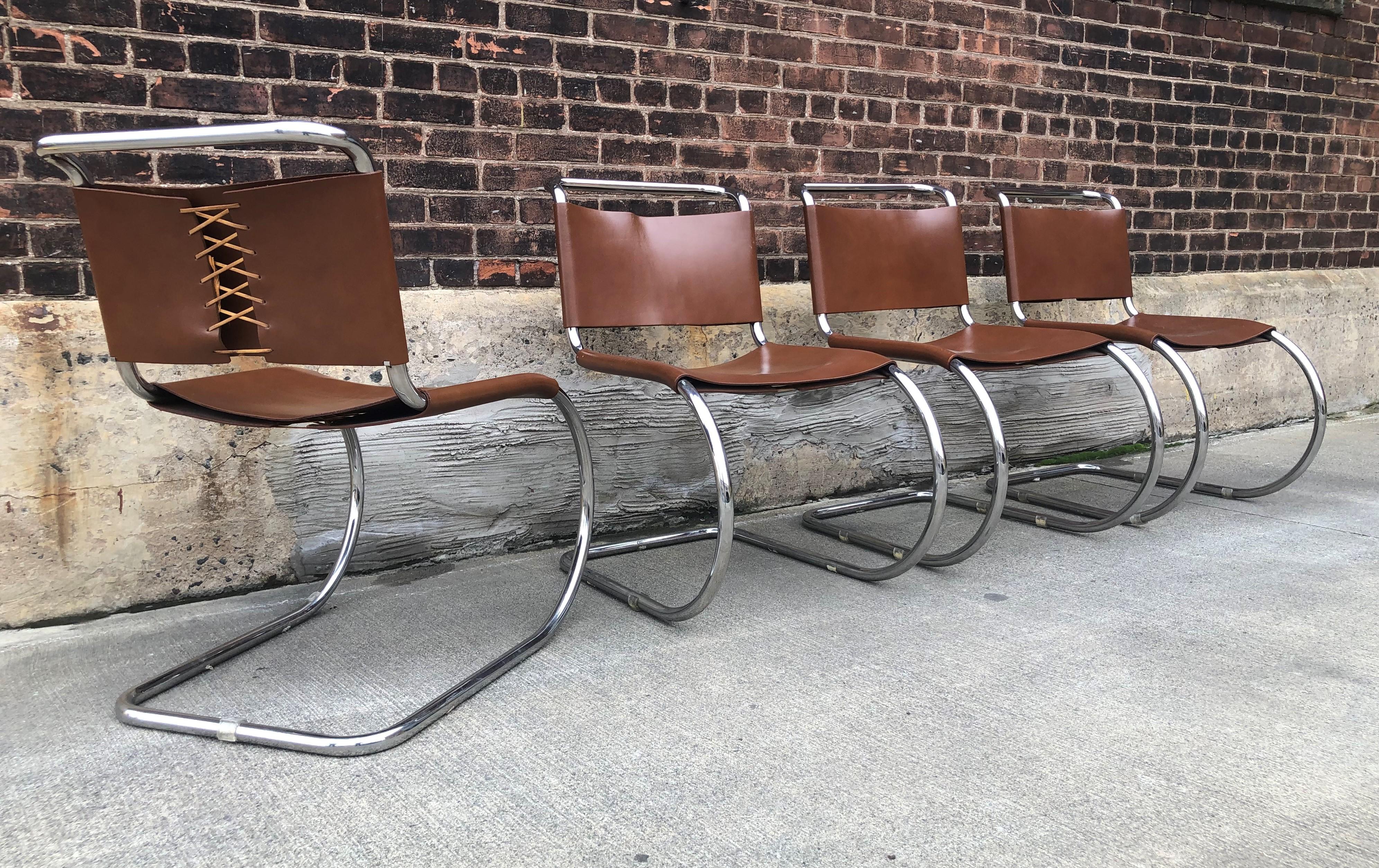 4 Stühle aus Leder und Chrom MR10 von Ludwig Mies van der Rohe für Knoll International. Die Stühle sind aus cognacfarbenem Leder und haben verchromte Rohrrahmen. Einige der Stühle tragen noch das Label von Knoll International.