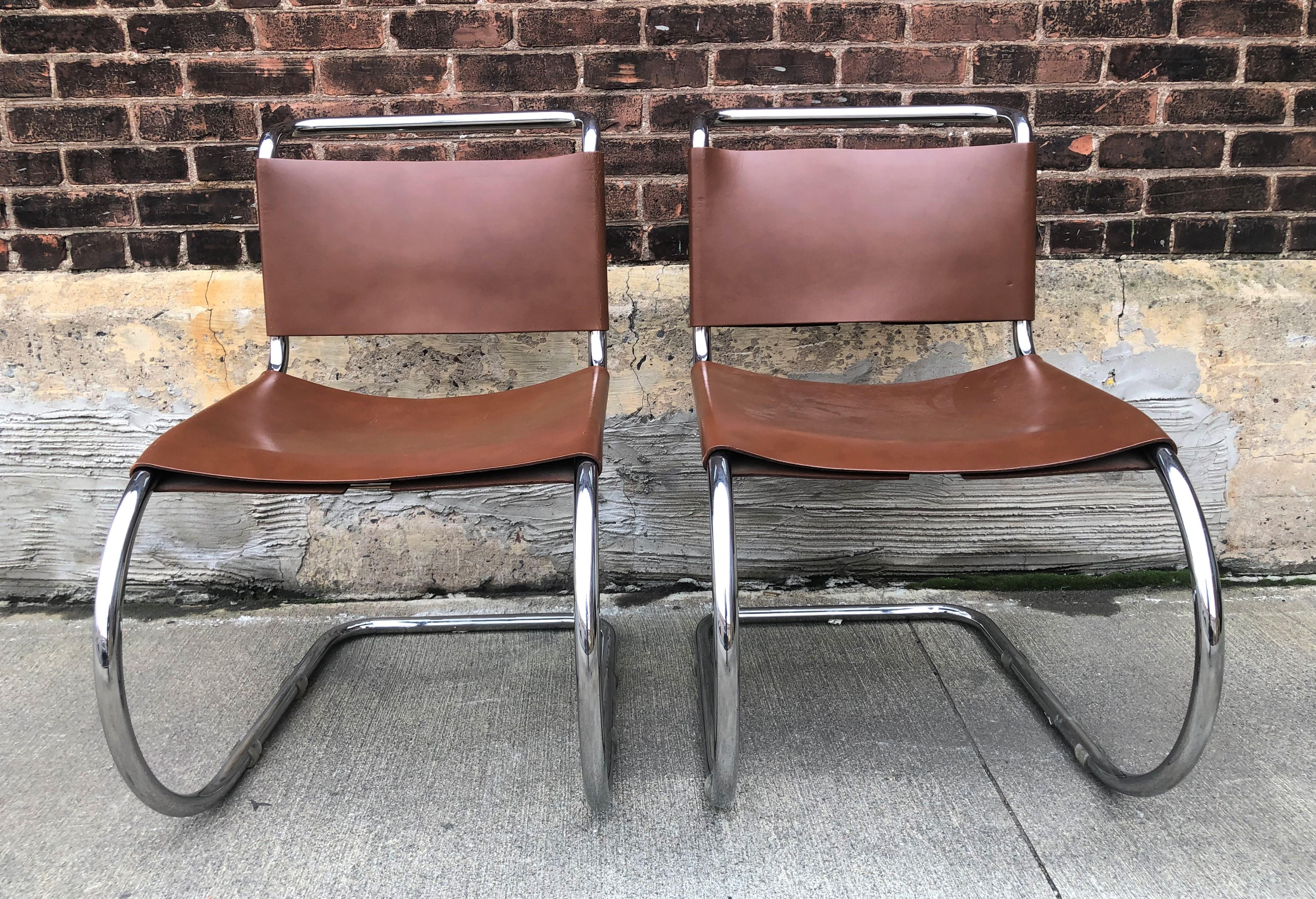 Mies van der Rohe: 4er-Set freitragende Stühle aus Leder MR10 für Knoll Int'l (Ende des 20. Jahrhunderts) im Angebot