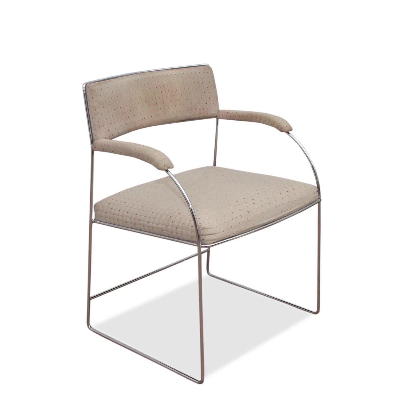 Ensemble de quatre (4) fauteuils de salle à manger finement travaillés par Milo Baughman pour Thayer.

Le prix comprend un nouveau rembourrage personnalisé en COM (Client's Own Material).  Huit (8) mètres de matériau sont nécessaires.  Veuillez