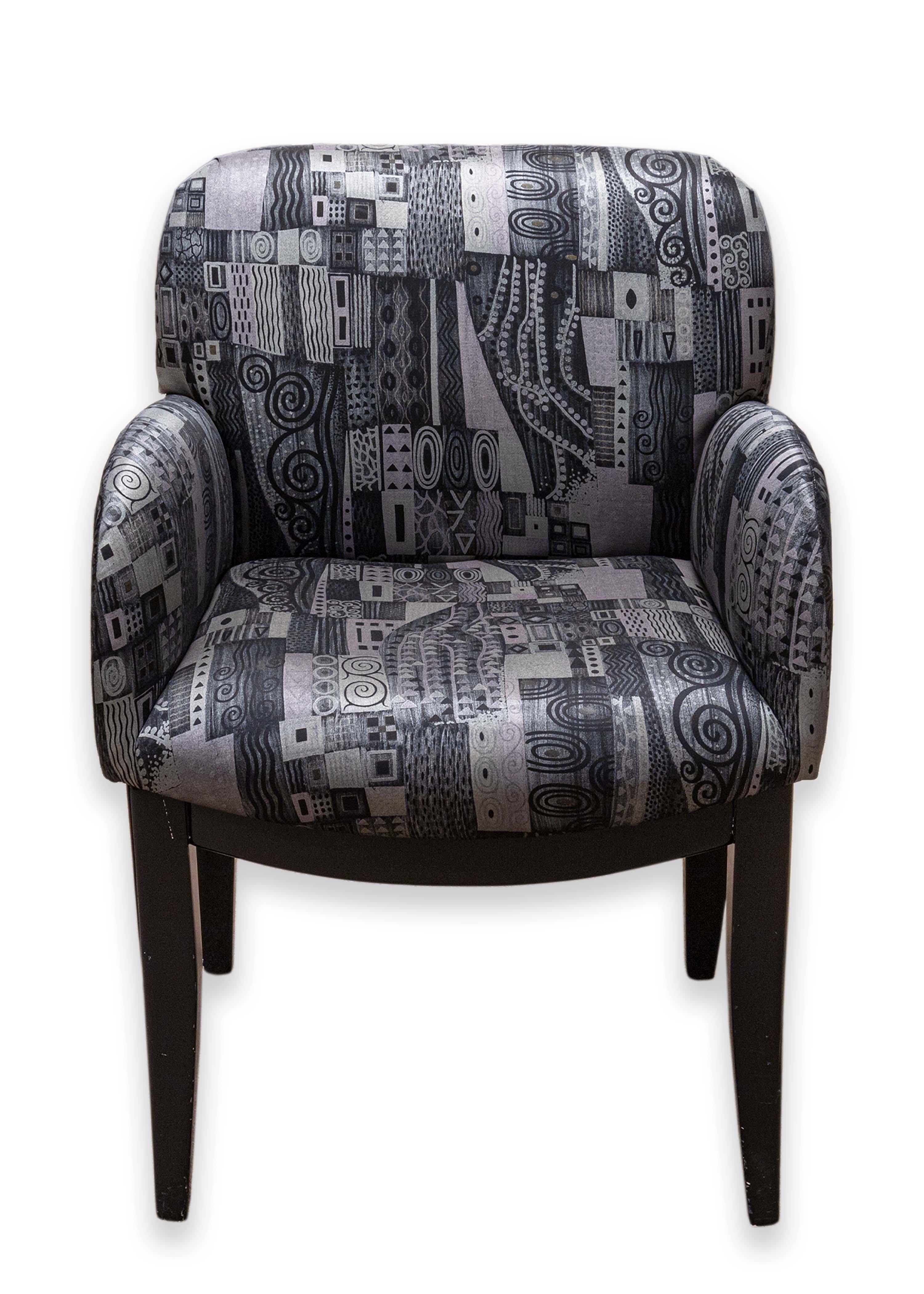 Un ensemble de 4 fauteuils Milo Baughman pour Thayer. Un magnifique ensemble de fauteuils aux motifs fantaisistes. Ces chaises sont ornées d'un motif ludique dans les tons noir/gris/violet/bleu. Chacune de ces chaises est entièrement rembourrée. Ces