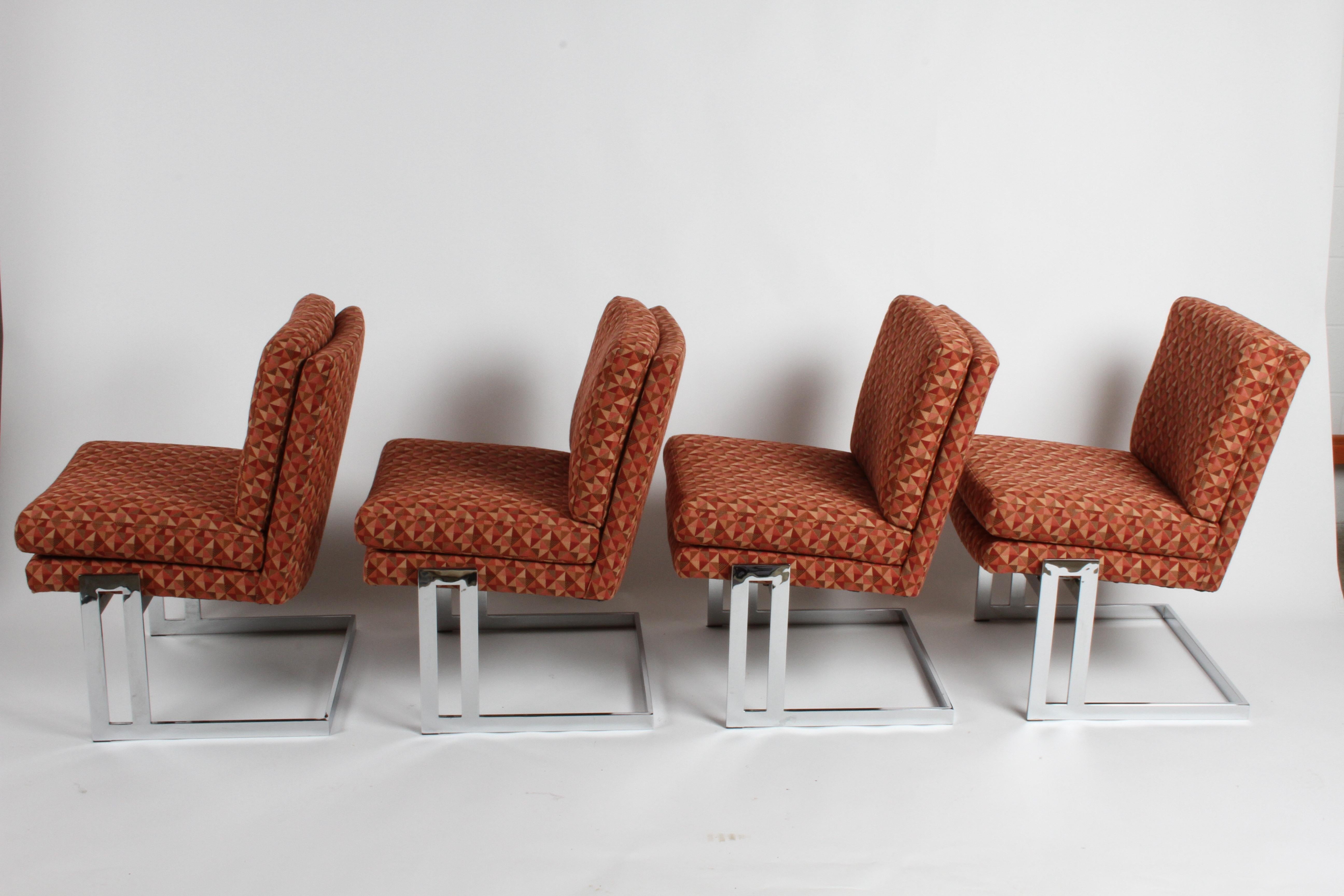 Satz von vier Milo Baughman für Thayer-Coggin freischwingende armlose Esszimmerstühle, Modell #1060 mit verchromten Gestellen. Diese Stühle wurden um einen von Leo Rosen für Pace entworfenen Spieltisch herum verwendet. Der ursprüngliche geometrische
