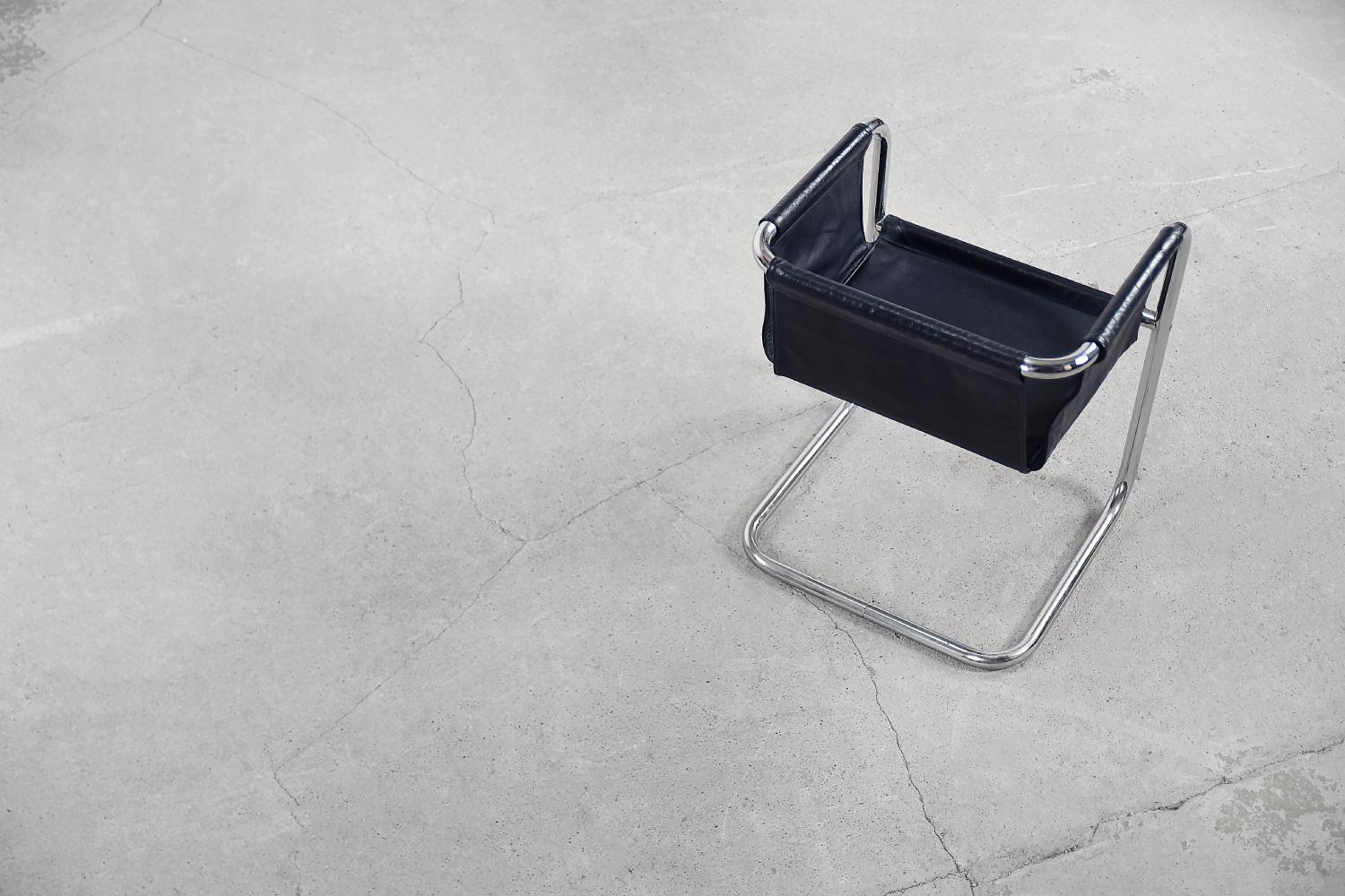 Ensemble de 4 fauteuils minimalistes Bauhaus en acier tubulaire et cuir bleu plaqué chrome en vente 10