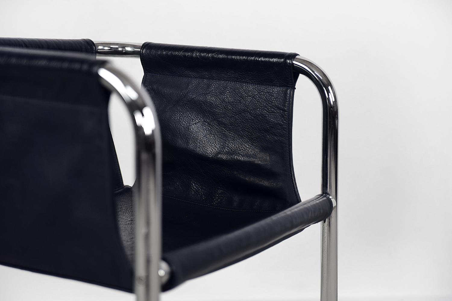 Allemand Ensemble de 4 fauteuils minimalistes Bauhaus en acier tubulaire et cuir bleu plaqué chrome en vente
