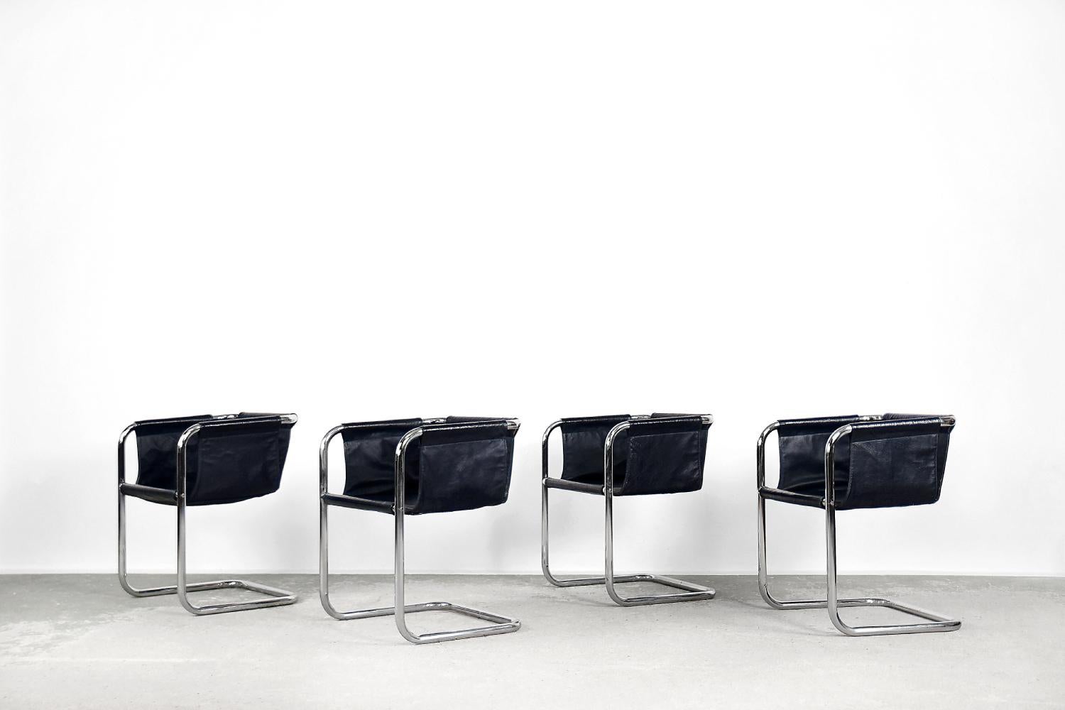 Milieu du XXe siècle Ensemble de 4 fauteuils minimalistes Bauhaus en acier tubulaire et cuir bleu plaqué chrome en vente