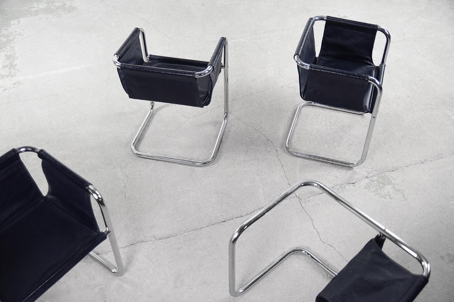 Ensemble de 4 fauteuils minimalistes Bauhaus en acier tubulaire et cuir bleu plaqué chrome en vente 2