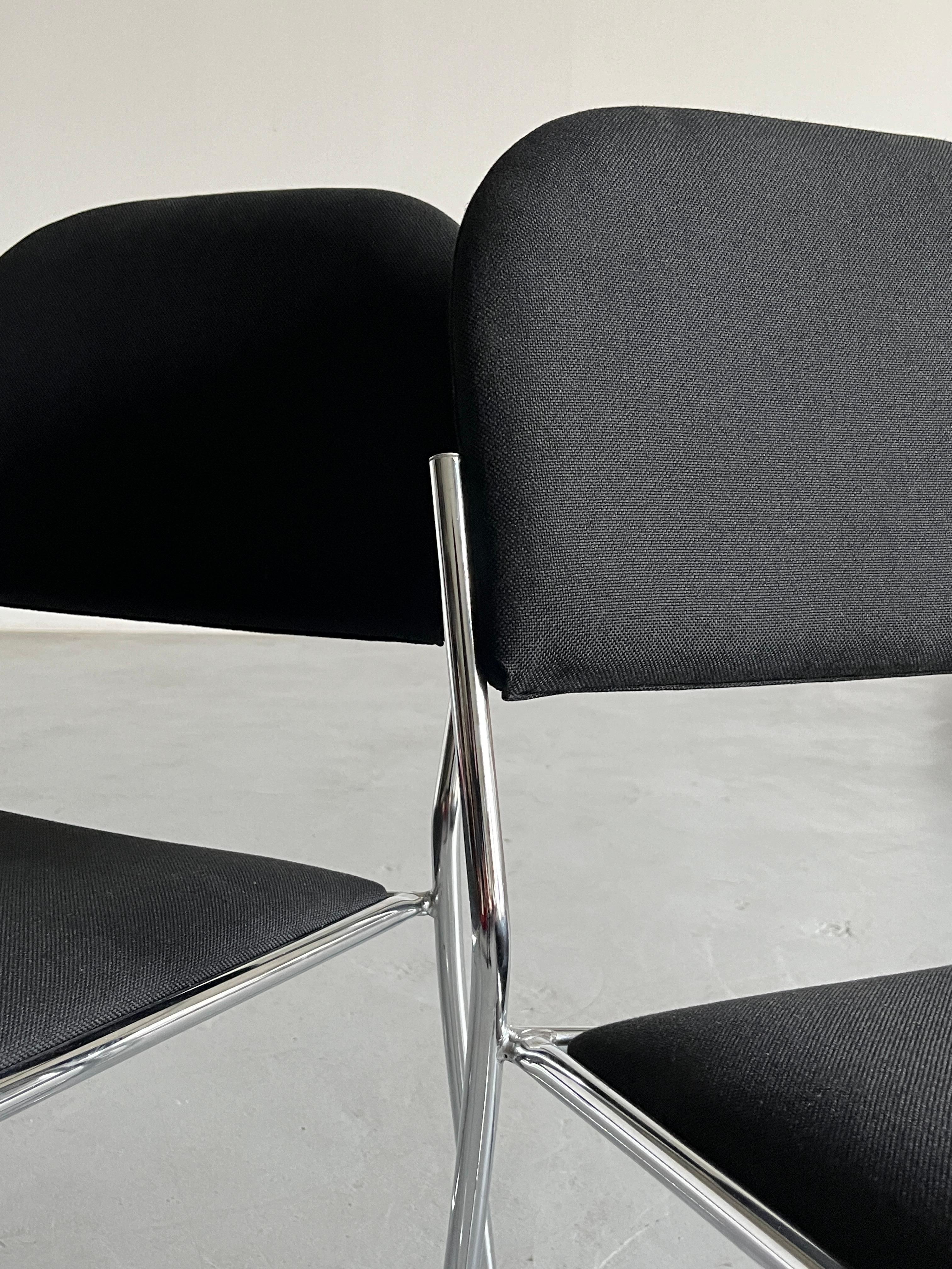 Set di 4 sedie da pranzo minimaliste in tessuto nero e acciaio cromato, impilabili in vendita 3