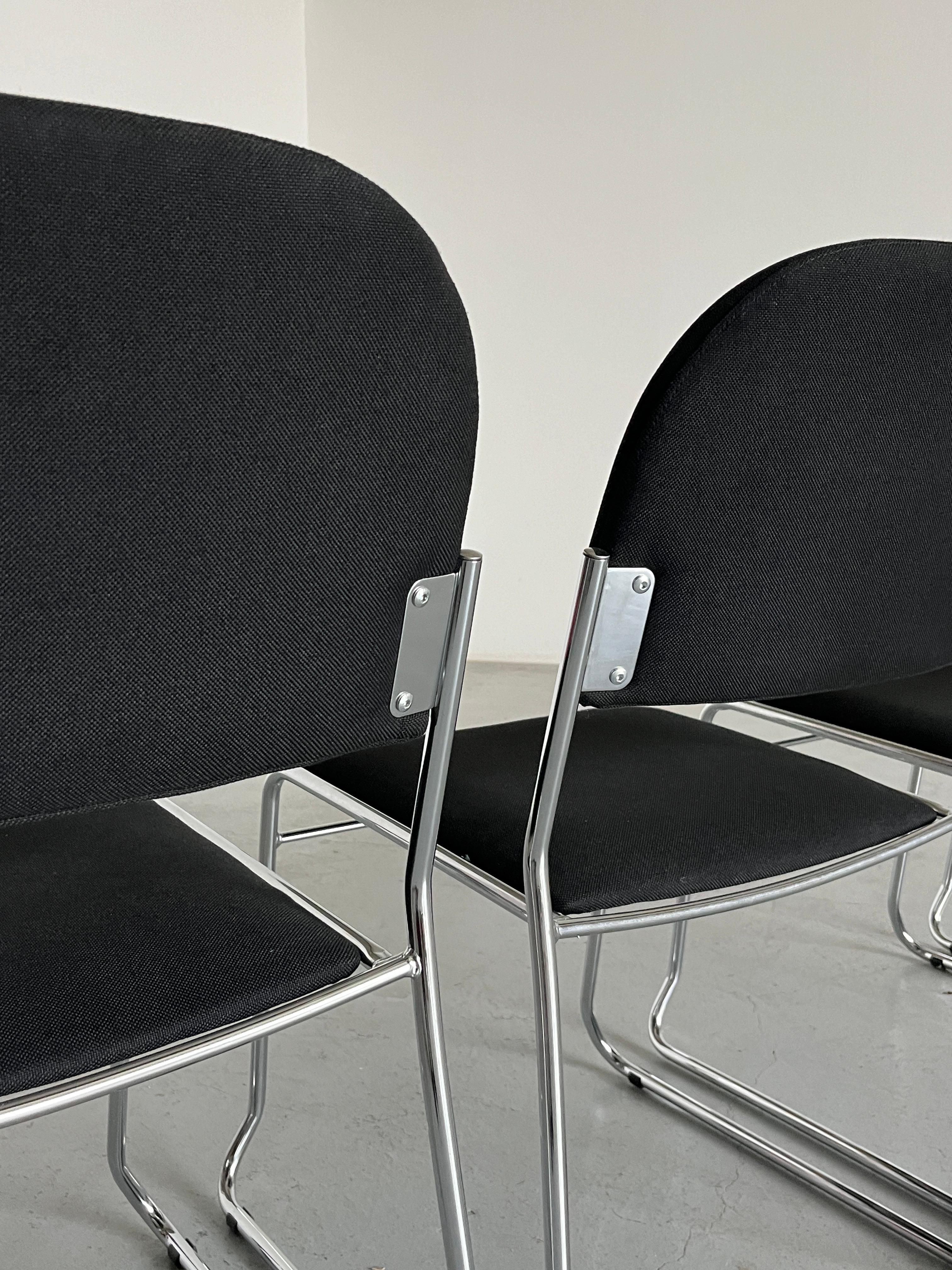 Set di 4 sedie da pranzo minimaliste in tessuto nero e acciaio cromato, impilabili in vendita 4