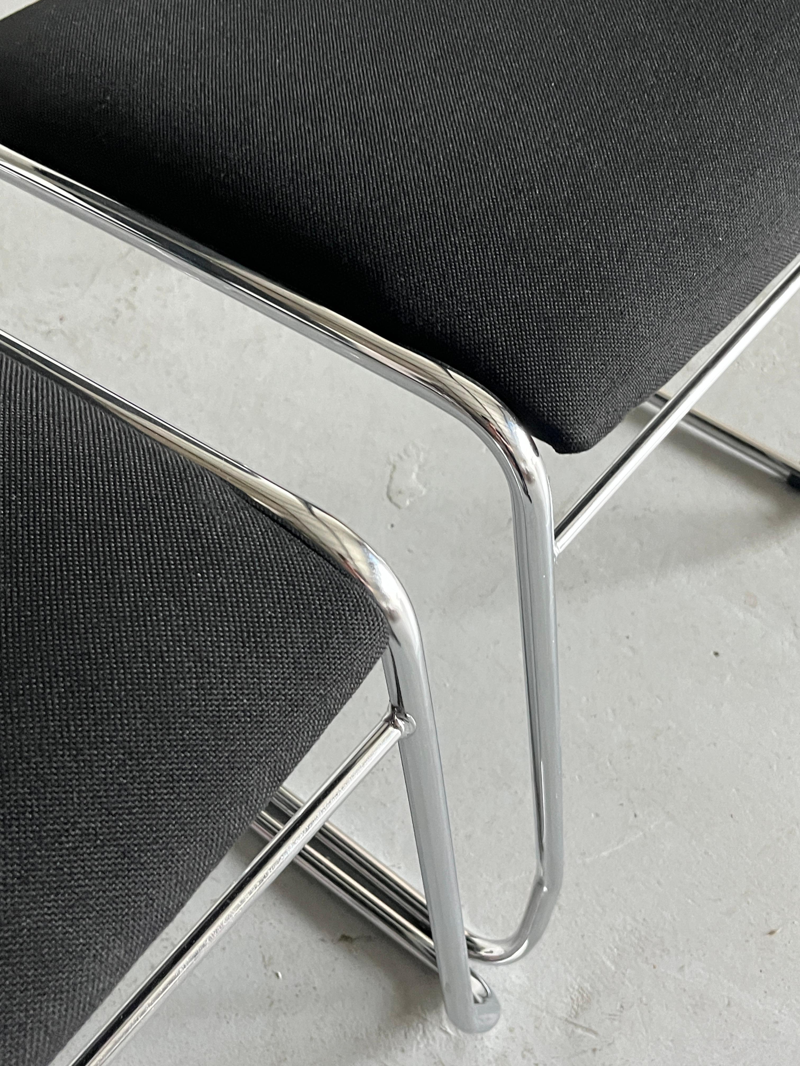 Set di 4 sedie da pranzo minimaliste in tessuto nero e acciaio cromato, impilabili in vendita 5