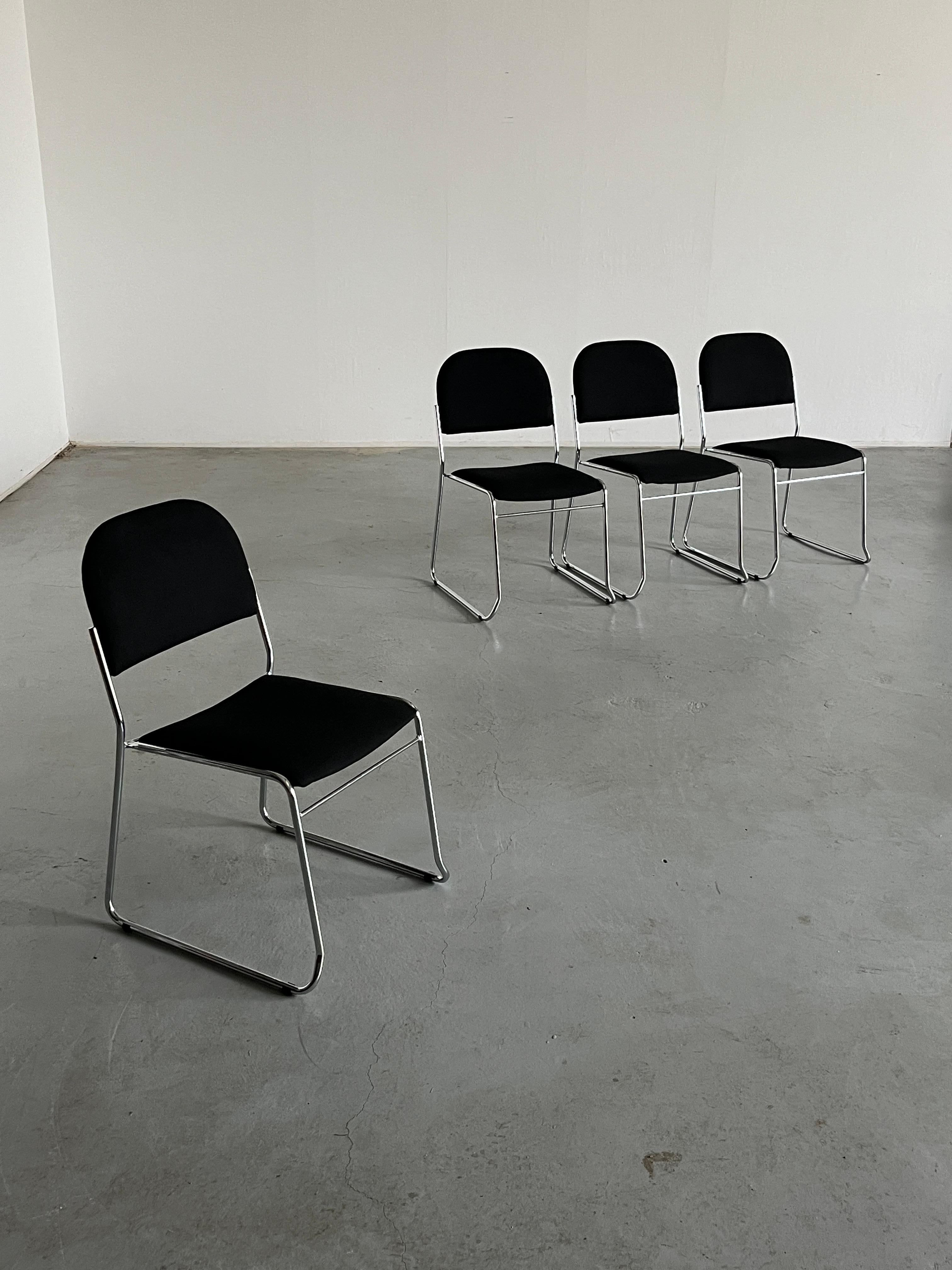 Set di quattro sedie da pranzo minimaliste con rivestimento in tessuto nero e struttura in acciaio cromato.
Prodotto in Italia tra la fine degli anni '90 e l'inizio degli anni 2000.

Complessivamente in ottime condizioni, con i piccoli segni
