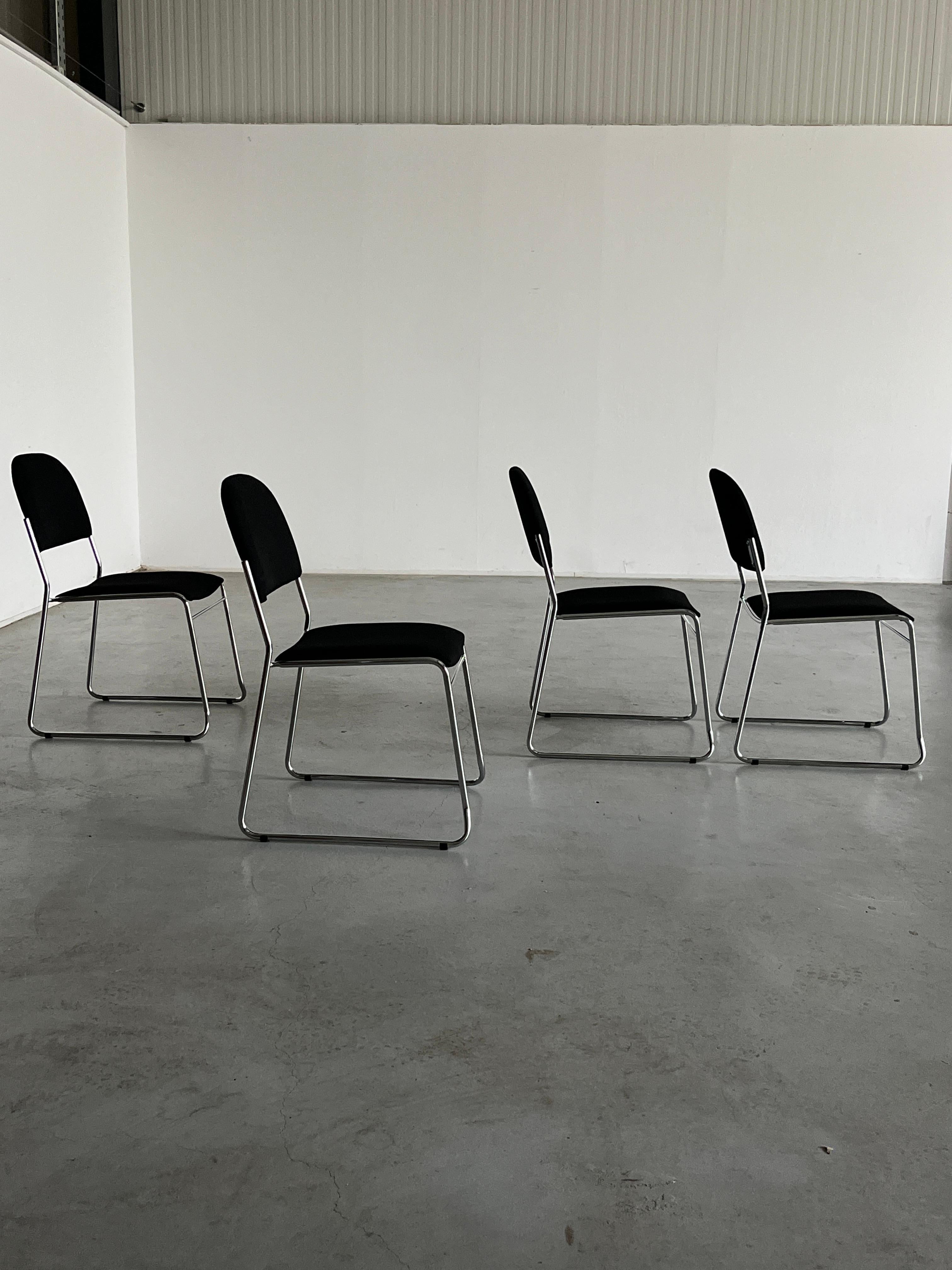 Set di 4 sedie da pranzo minimaliste in tessuto nero e acciaio cromato, impilabili In condizioni buone in vendita a Zagreb, HR