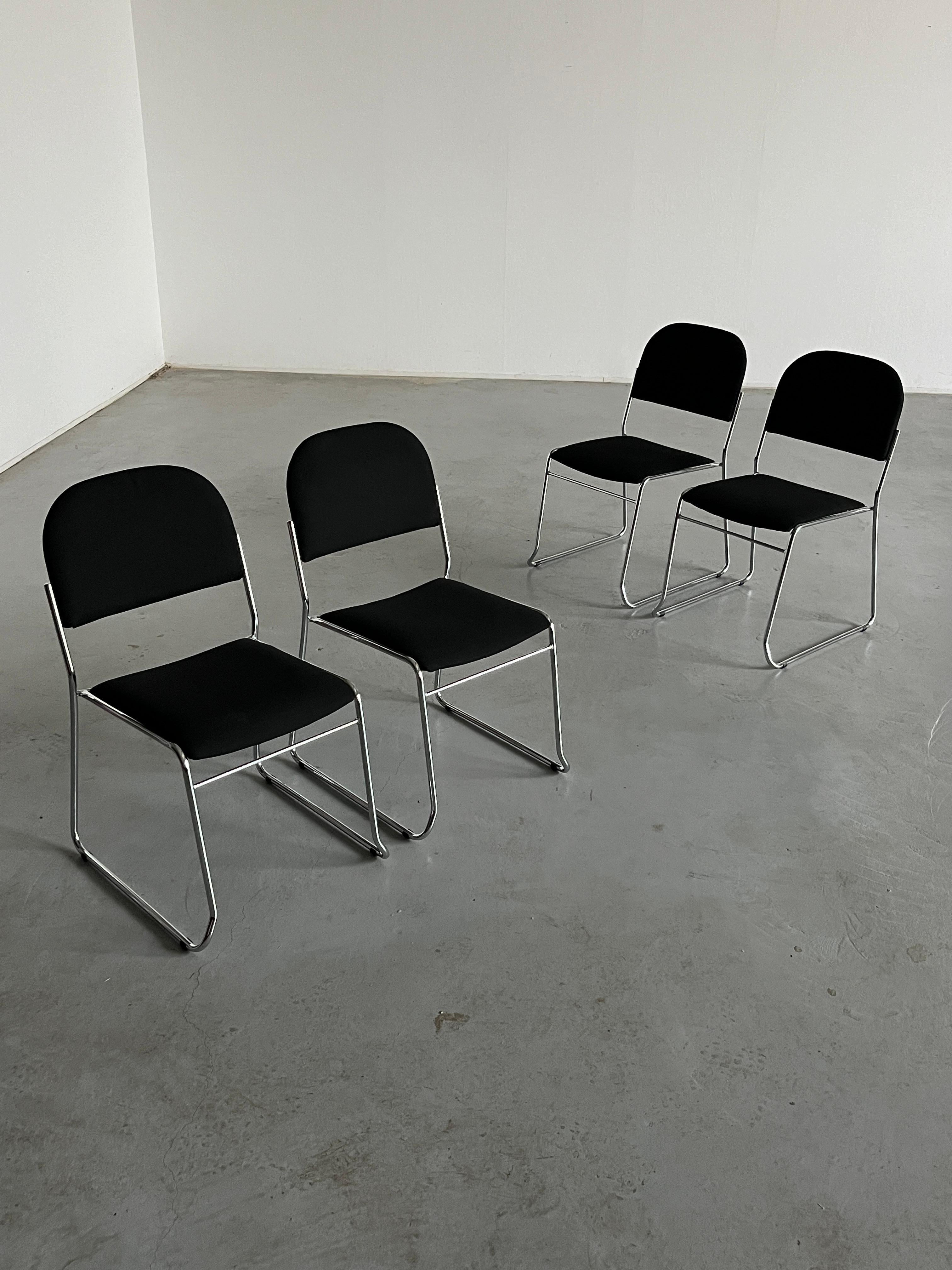 Fine XX secolo Set di 4 sedie da pranzo minimaliste in tessuto nero e acciaio cromato, impilabili in vendita