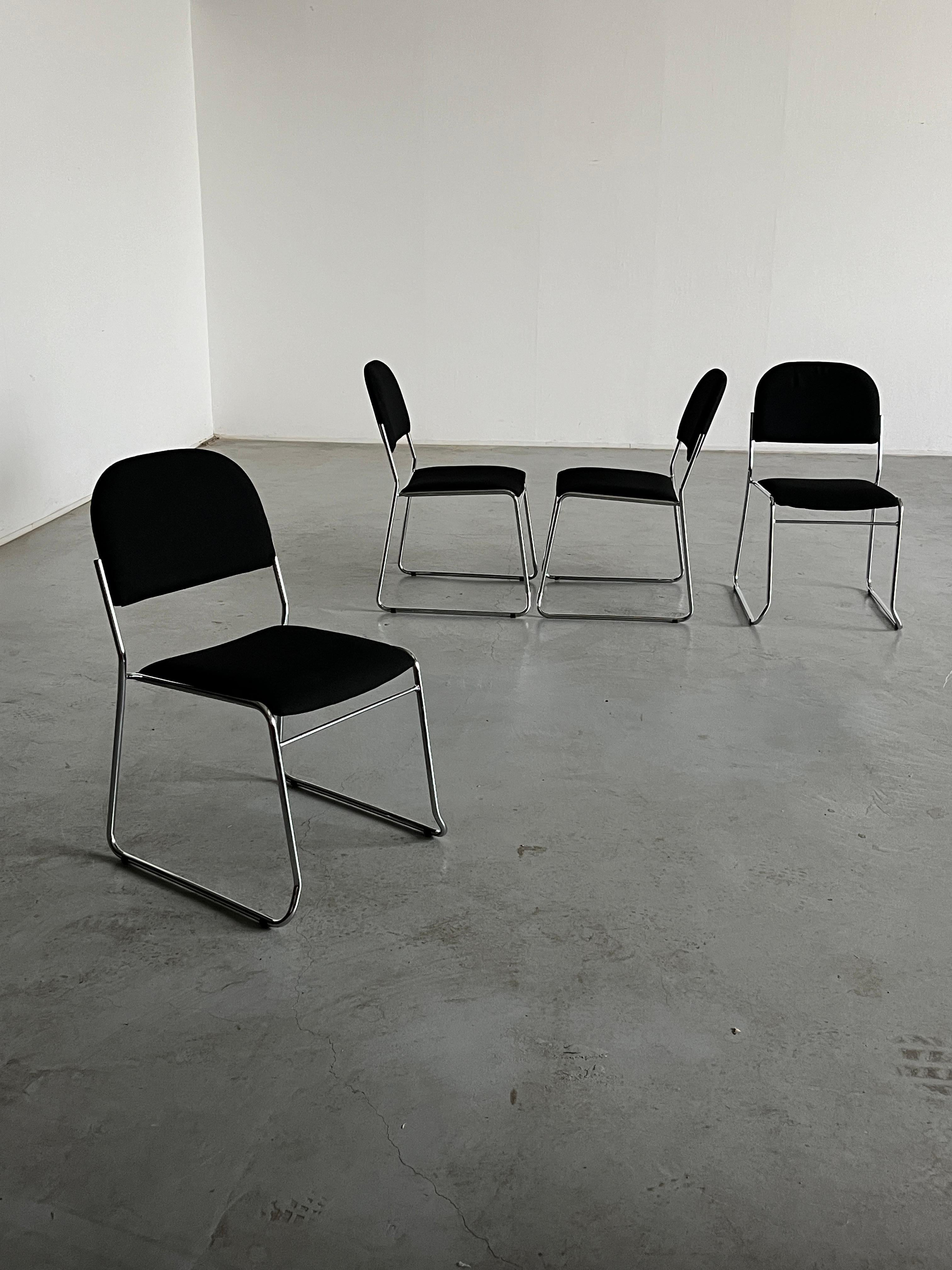 Acciaio Set di 4 sedie da pranzo minimaliste in tessuto nero e acciaio cromato, impilabili in vendita