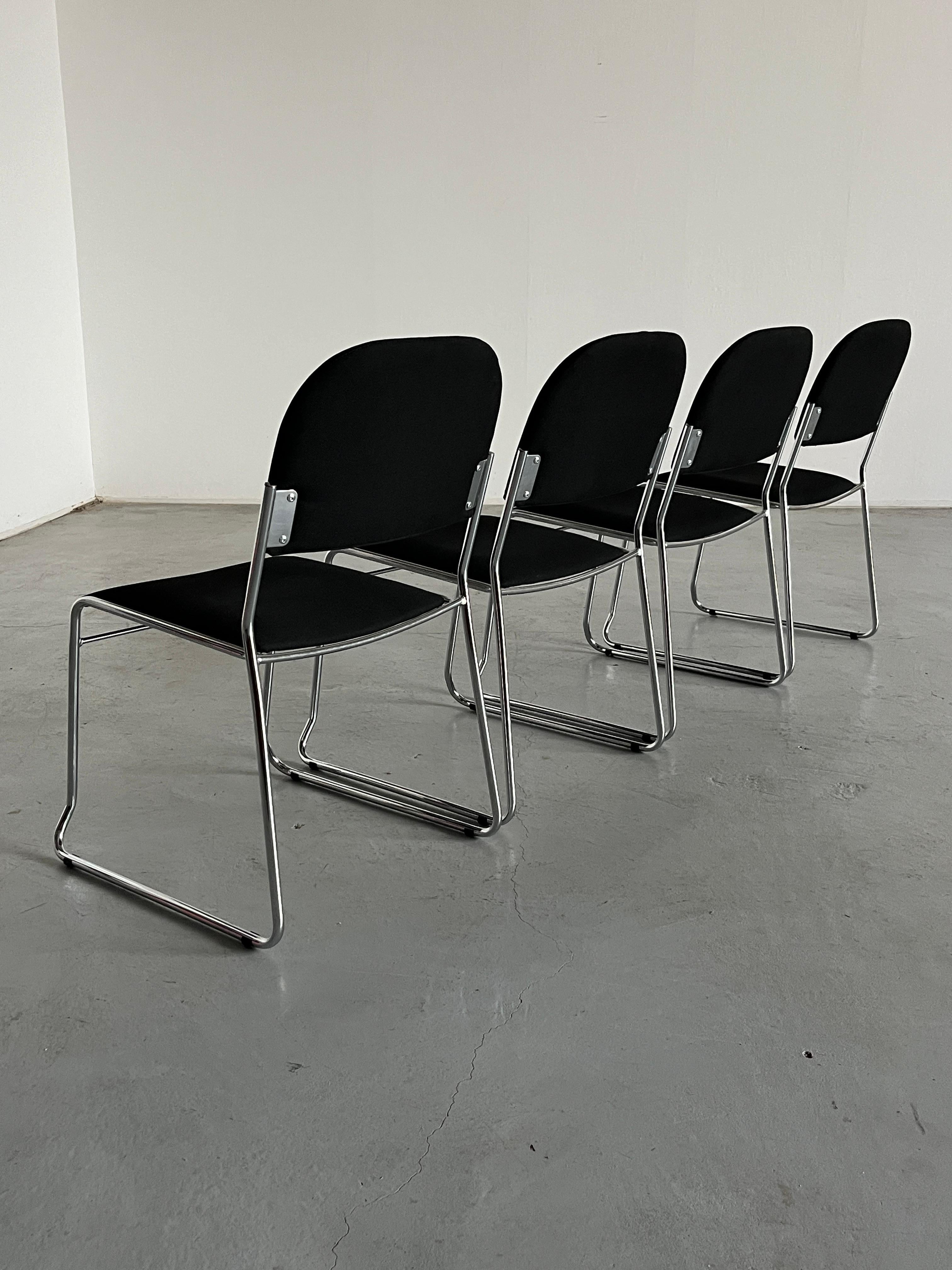 Set di 4 sedie da pranzo minimaliste in tessuto nero e acciaio cromato, impilabili in vendita 2