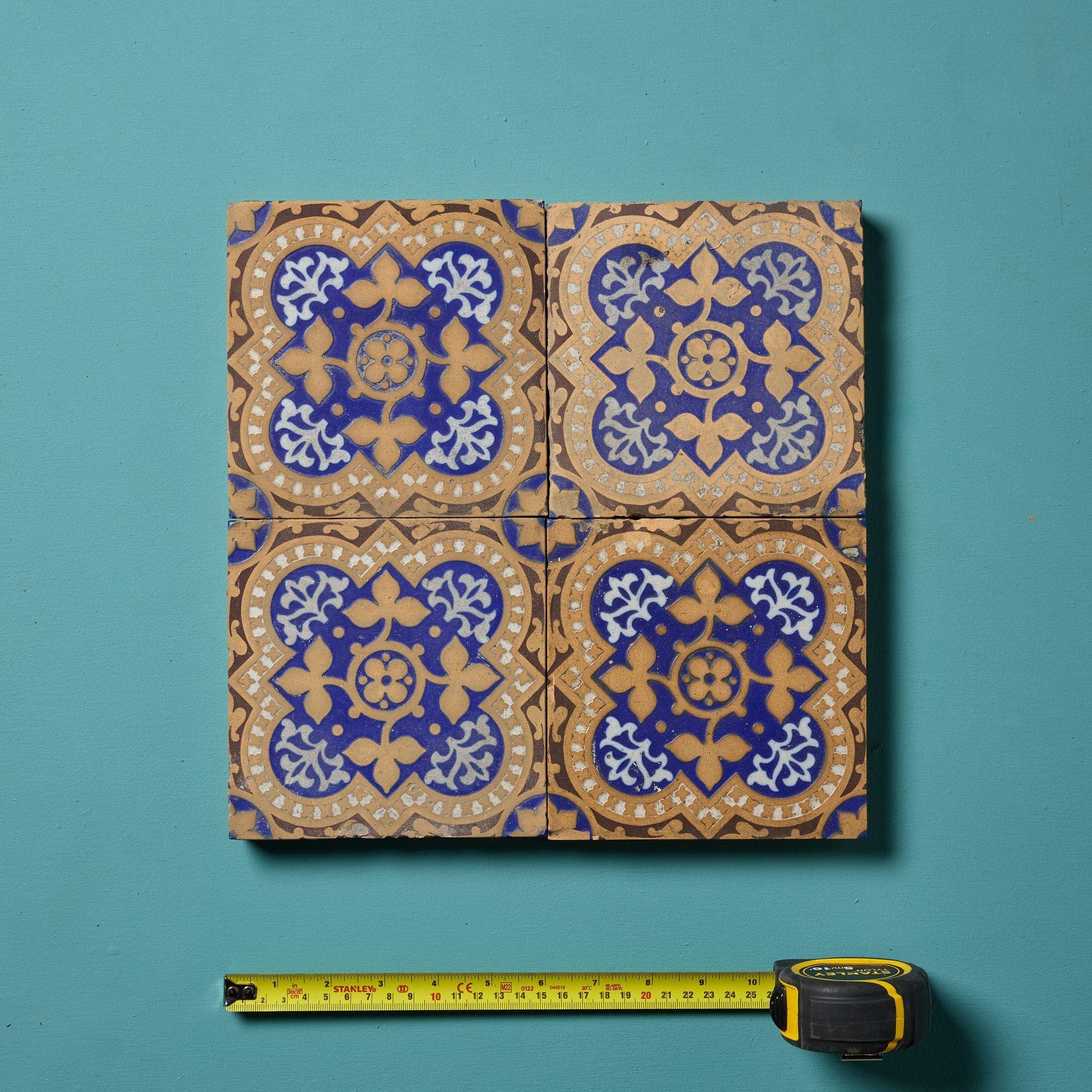 Un set di 4 piastrelle ad encausto di Minton recuperate, perfette per un cottage d'epoca o una casa di città. Il set comprende quattro piastrelle da 6 pollici per 6 pollici in stile Pugin con un motivo floreale ripetuto in bianco e senape con