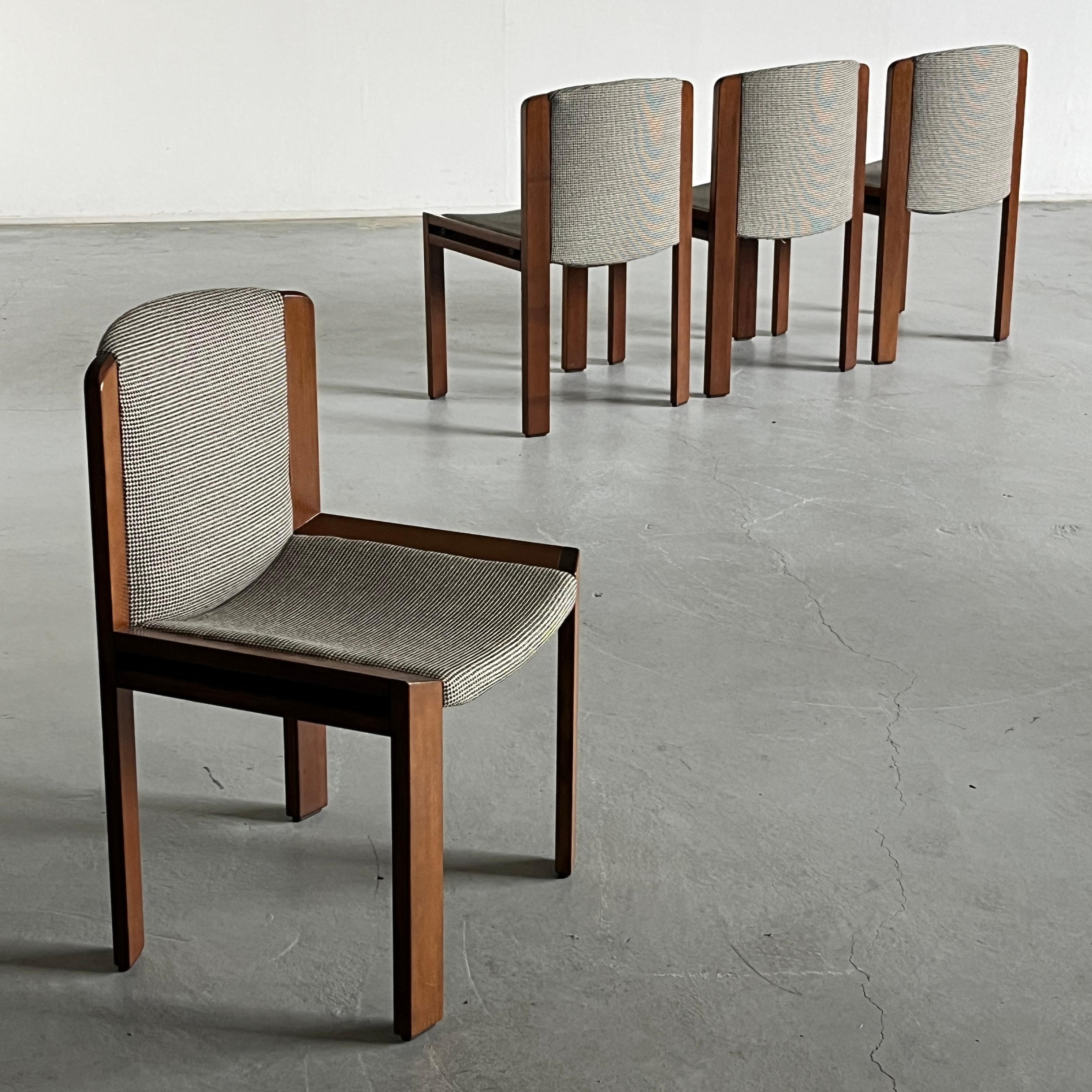 Ensemble de quatre élégantes chaises de salle à manger 