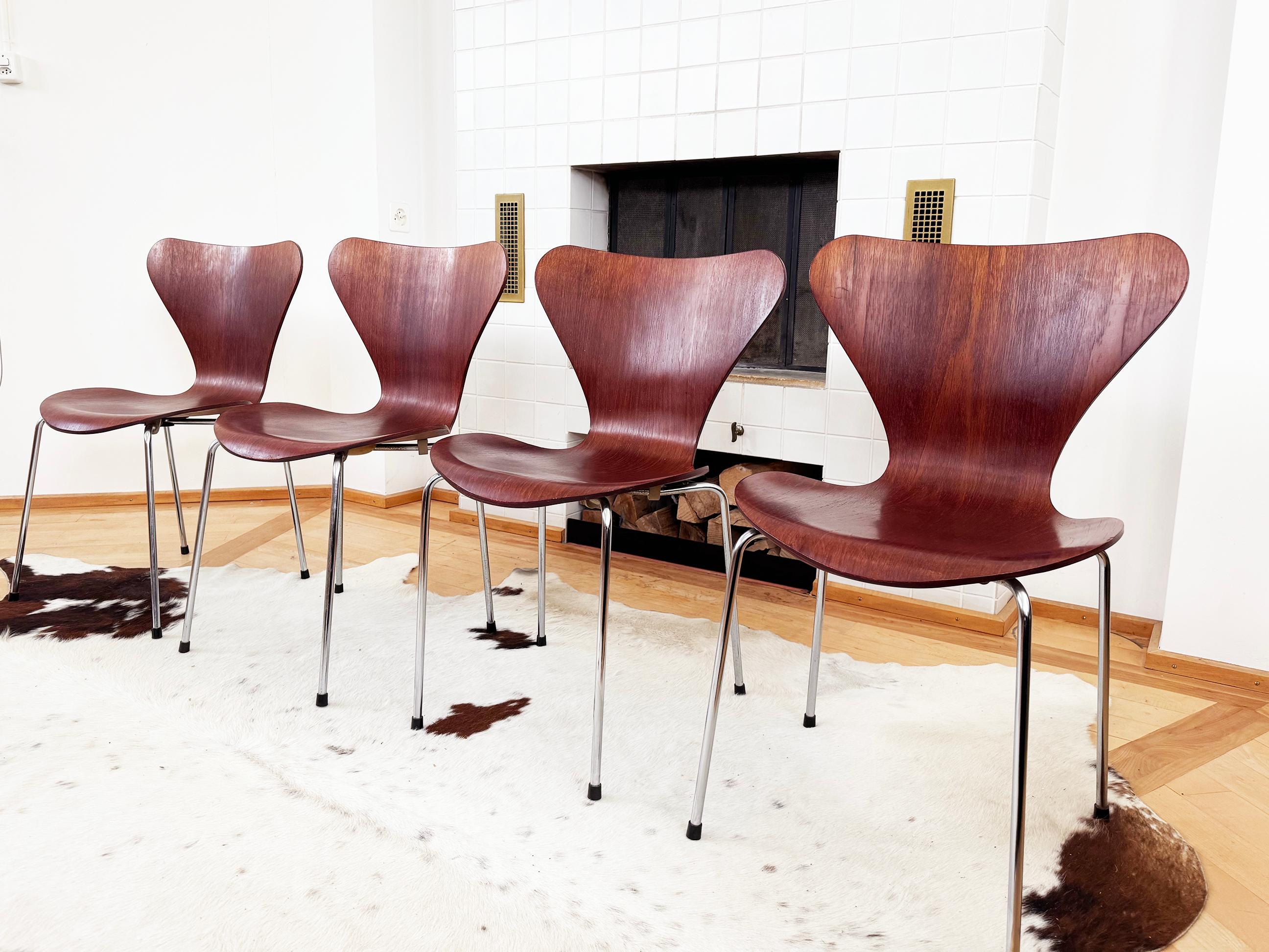 Ensemble de 4 chaises classiques 3107 Arne Jacobsen pour Fritz Hansen en teck, signées, rares et magnifiques, datant des années 1980. Signé par l'auteur. Très bon état et grain de bois dans l'ensemble.  

Expédition internationale très rapide par