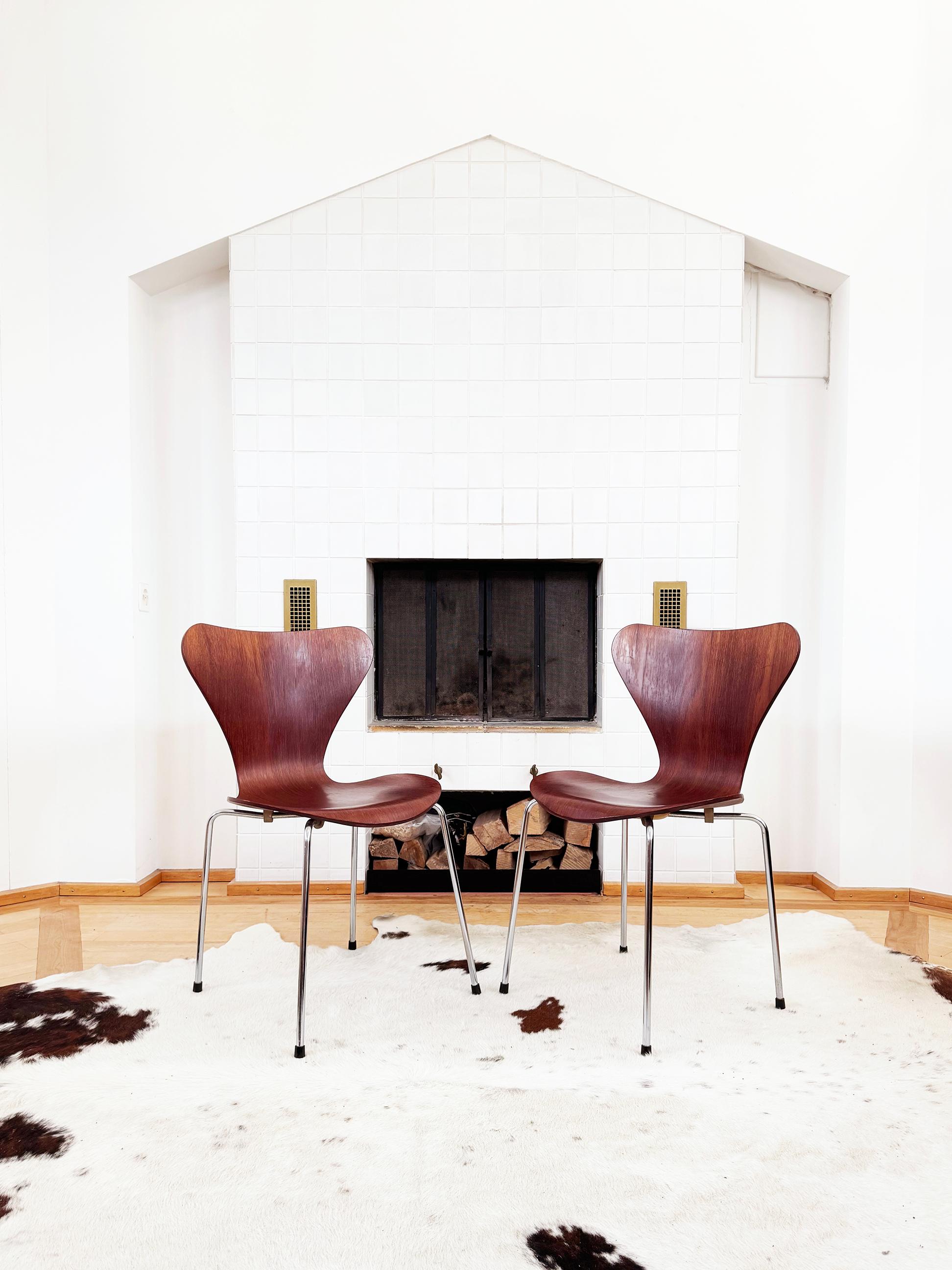 Ensemble de 4 chaises empilables de la série 7 modèle 3107 en teck Arne Jacobsen, Fritz Hansen Bon état - En vente à Basel, BS