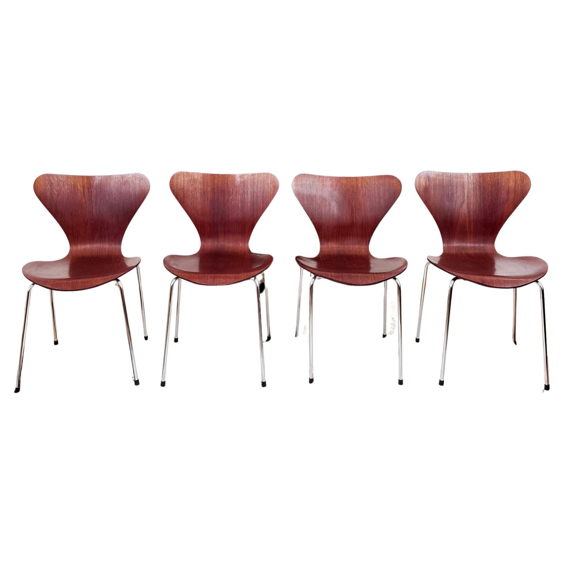 Ensemble de 4 chaises empilables de la série 7 modèle 3107 en teck Arne Jacobsen, Fritz Hansen