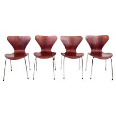 Ensemble de 4 chaises empilables de la série 7 modèle 3107 en teck Arne Jacobsen, Fritz Hansen