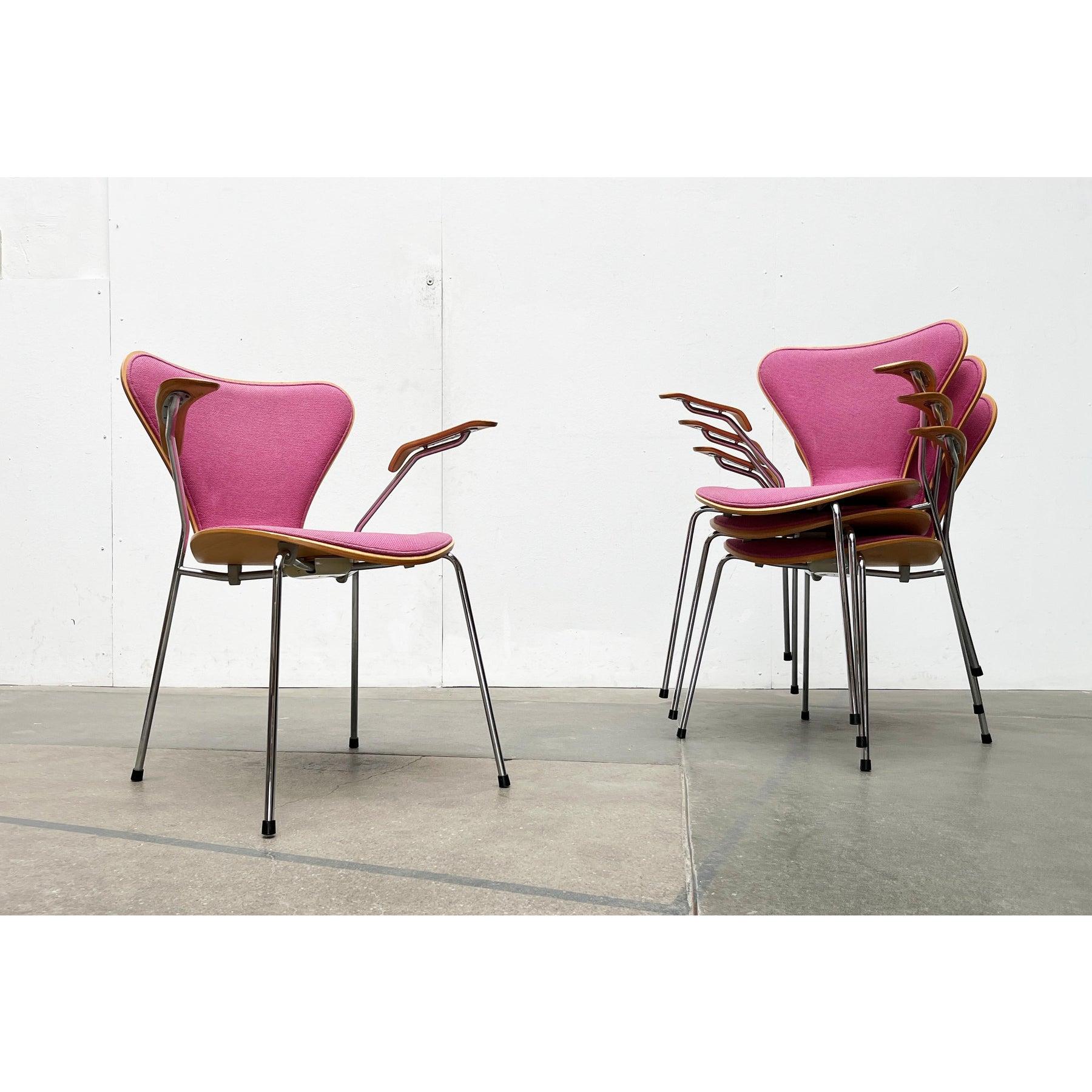 4 chaises empilables Fritz Hansen 3107 avec accoudoirs et revêtement spécial.

Ce classique du design s'inspire d'un dessin d'Arne Jacobsen datant des années 1950. Ici dans la version avec accoudoirs. La particularité réside dans le padding. Le