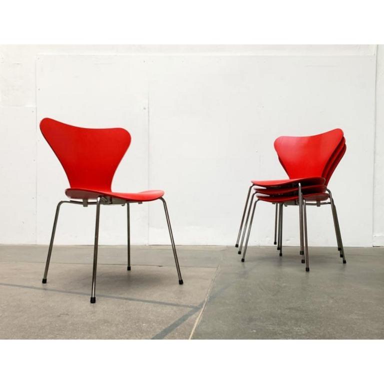 Mid-Century moderno Set di 4 sedie Model 3107 di Arne Jacobsen per Fritz Hansen, Danimarca, 1997 in vendita