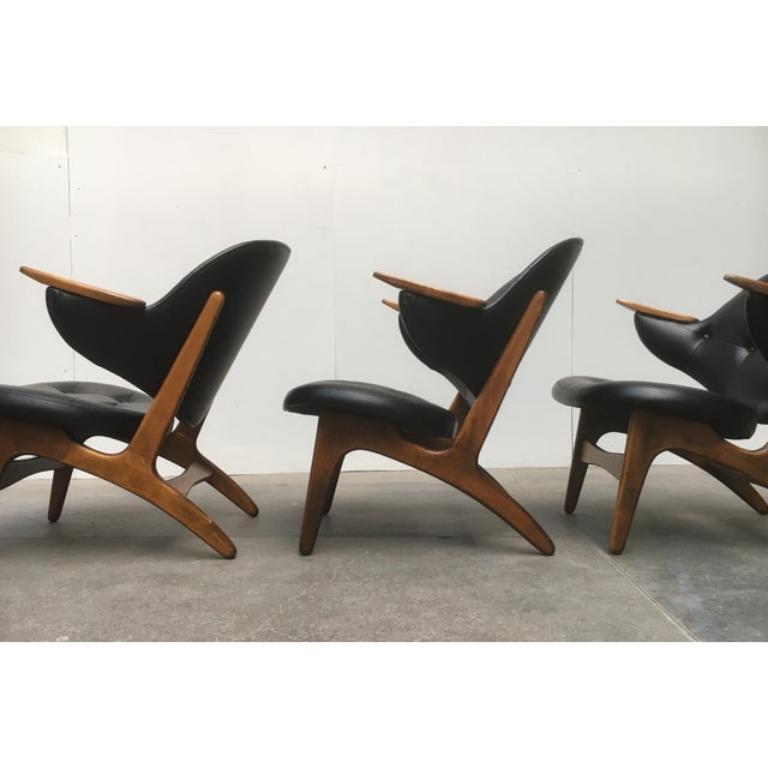 4 rares Easy Chairs modèle 33 d'après un design de Carl Edward Matthes datant des années 1950.

Le dossier large et concave forme des accoudoirs sur les côtés, qui s'avancent comme des ailes et enveloppent la personne assise. L'inclinaison du