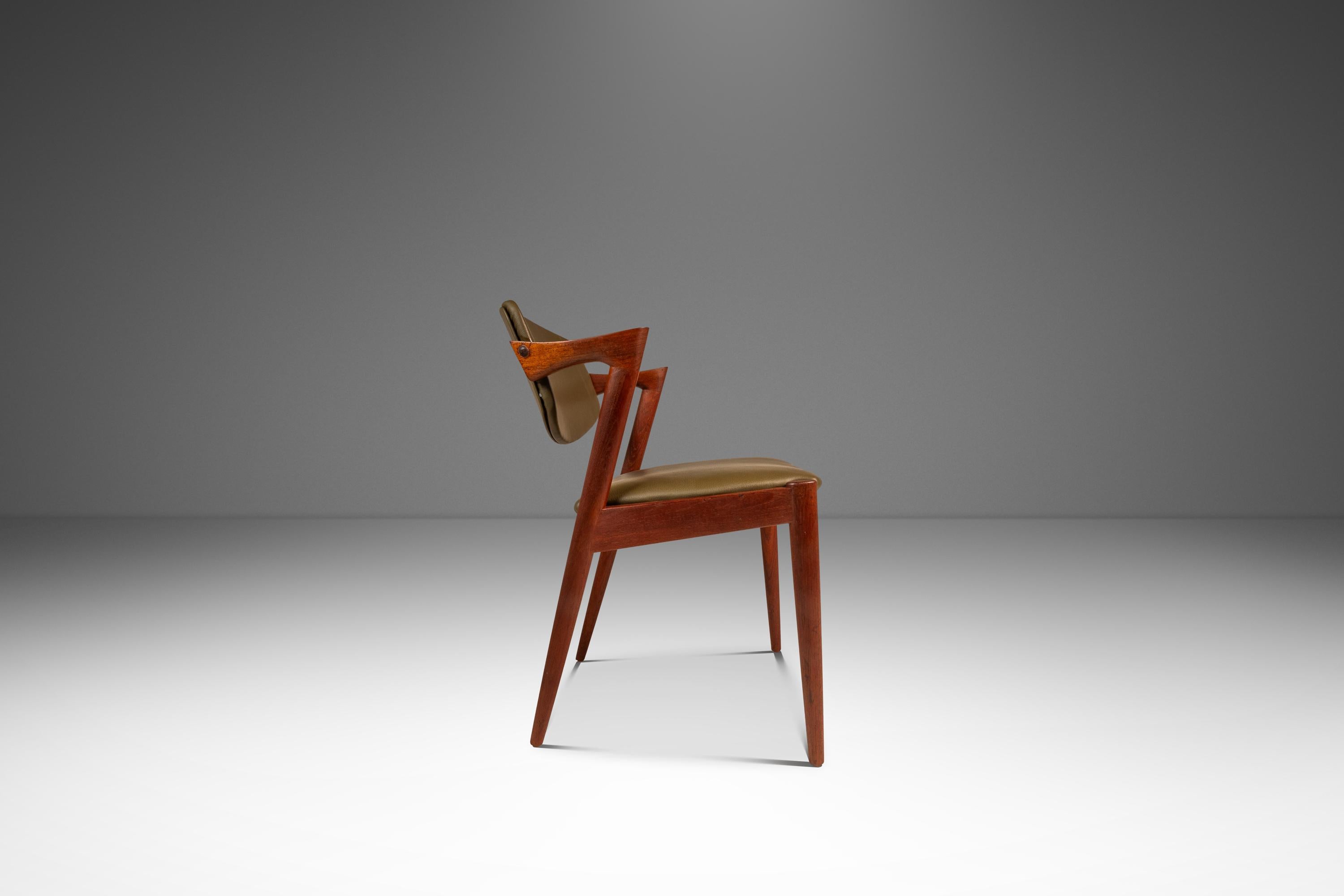 Satz von 4 Model 42 Esszimmerstühlen aus Teakholz von Kai Kristiansen, Dänemark, ca. 1960er Jahre (Moderne der Mitte des Jahrhunderts) im Angebot