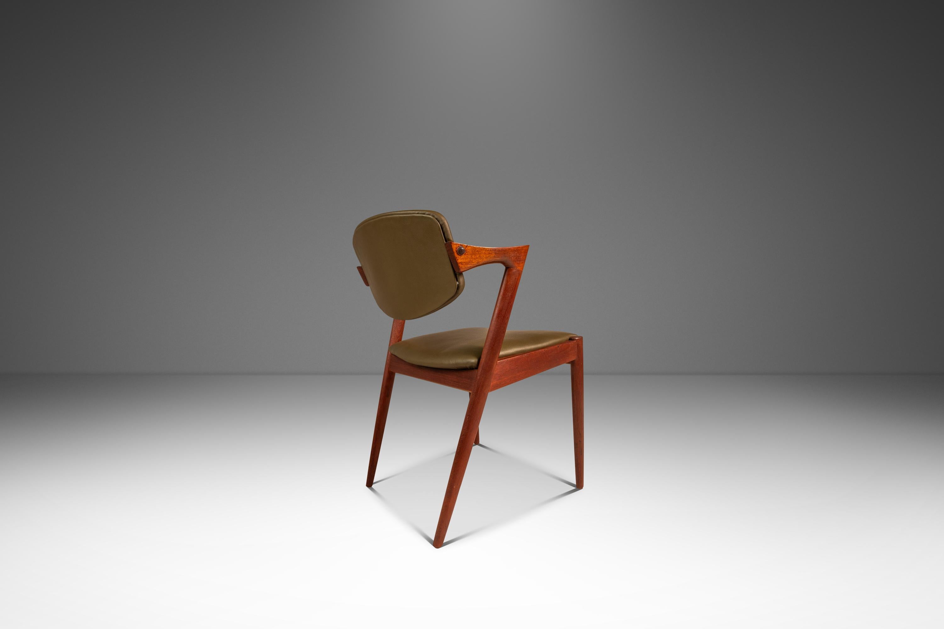 Satz von 4 Model 42 Esszimmerstühlen aus Teakholz von Kai Kristiansen, Dänemark, ca. 1960er Jahre (Dänisch) im Angebot