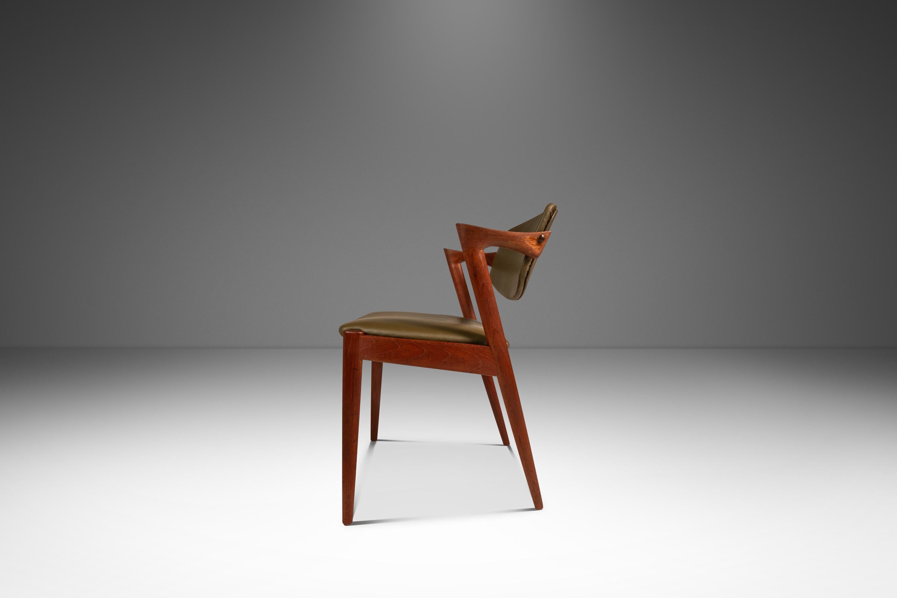 Satz von 4 Model 42 Esszimmerstühlen aus Teakholz von Kai Kristiansen, Dänemark, ca. 1960er Jahre (Mitte des 20. Jahrhunderts) im Angebot