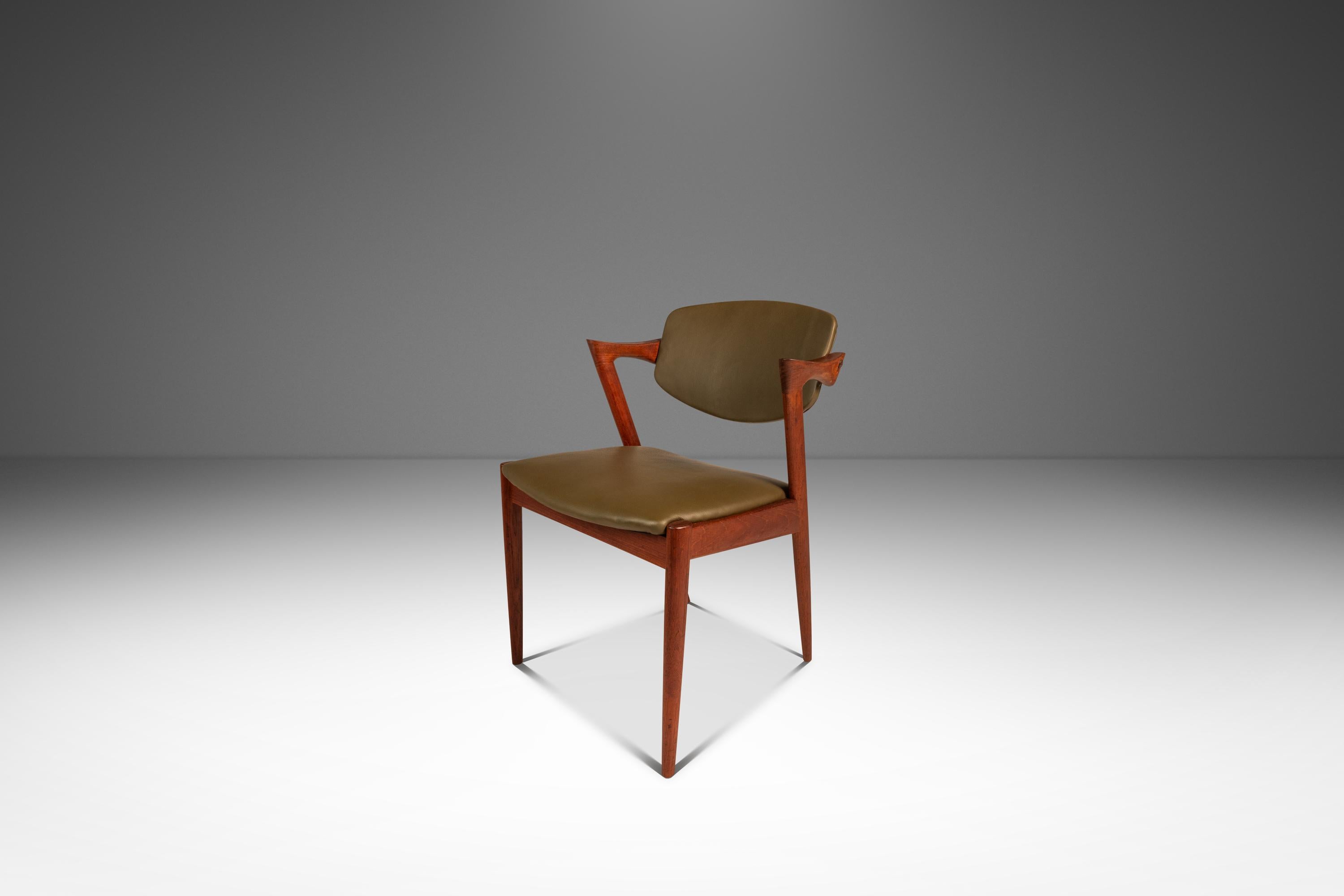 Satz von 4 Model 42 Esszimmerstühlen aus Teakholz von Kai Kristiansen, Dänemark, ca. 1960er Jahre im Angebot 1