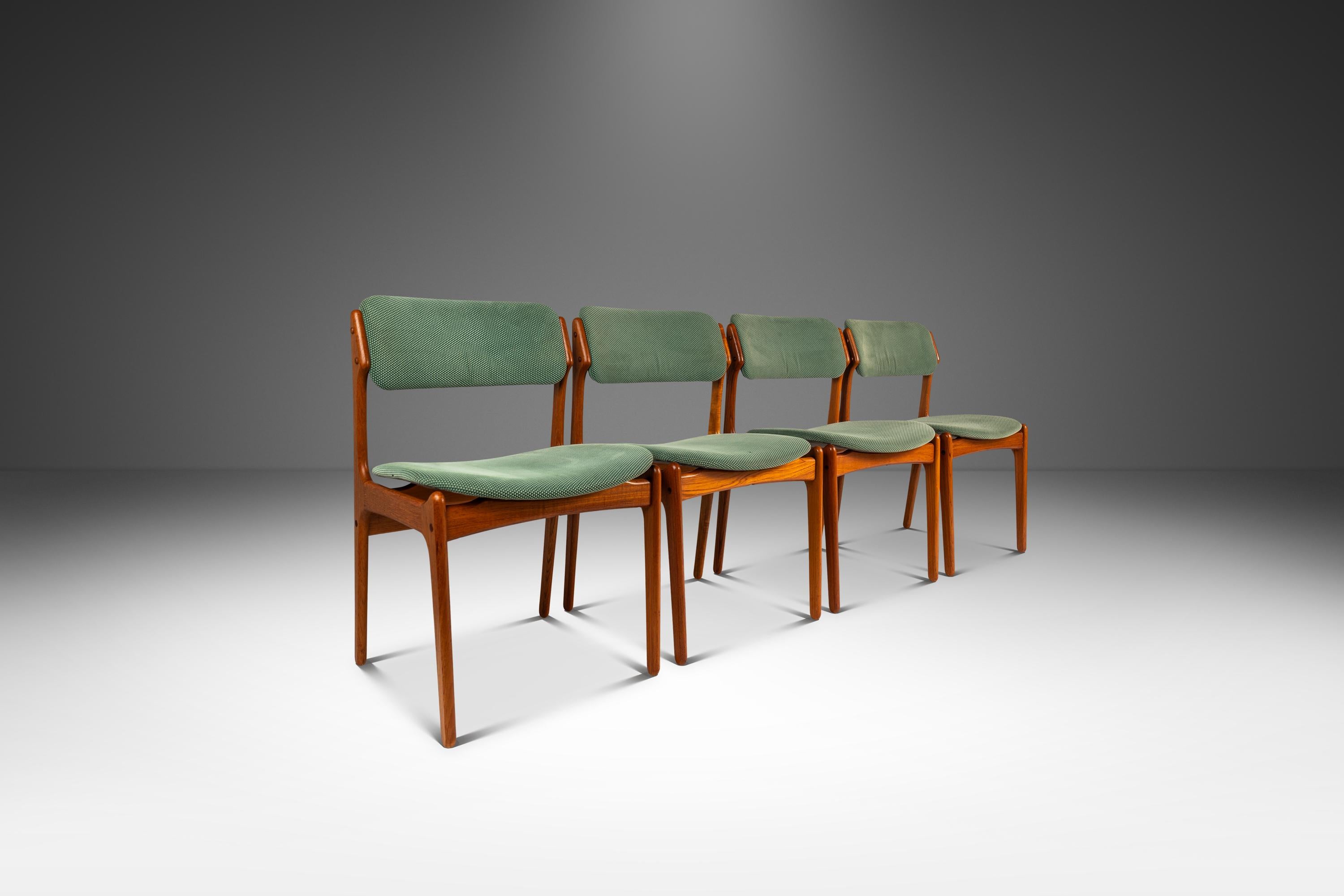Wir präsentieren ein ultraseltenes Set von vier Vintage-Esszimmerstühlen des Modells 49 (zwei Sessel und zwei Beistellstühle) aus massivem brasilianischem Palisanderholz, entworfen von dem einflussreichen Designer Erik Buch Oddense Maskinsnedkeri.