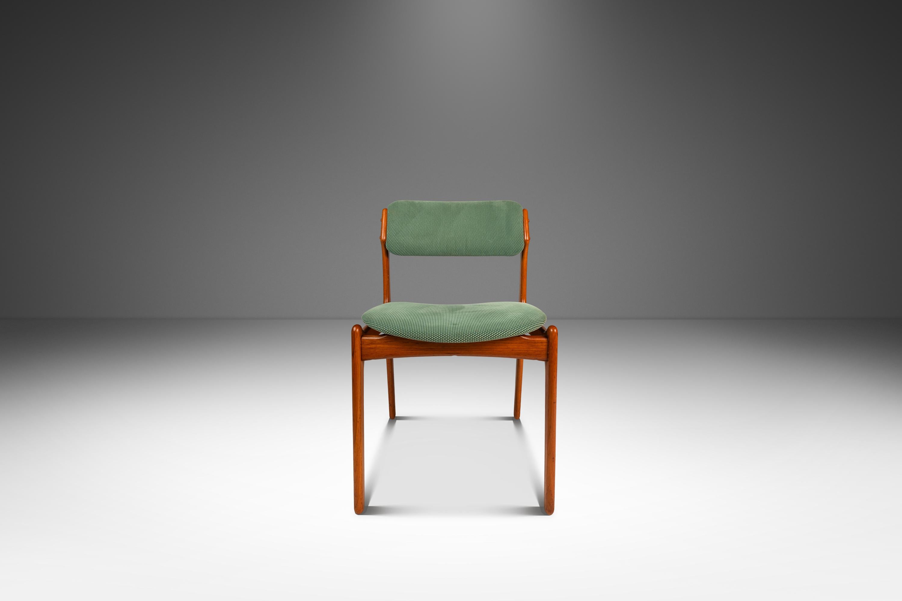 Satz von 4 Model 49 Esszimmerstühlen von Erik Buch für O. D. Møbler, Dänemark, um 1990 (Teakholz) im Angebot
