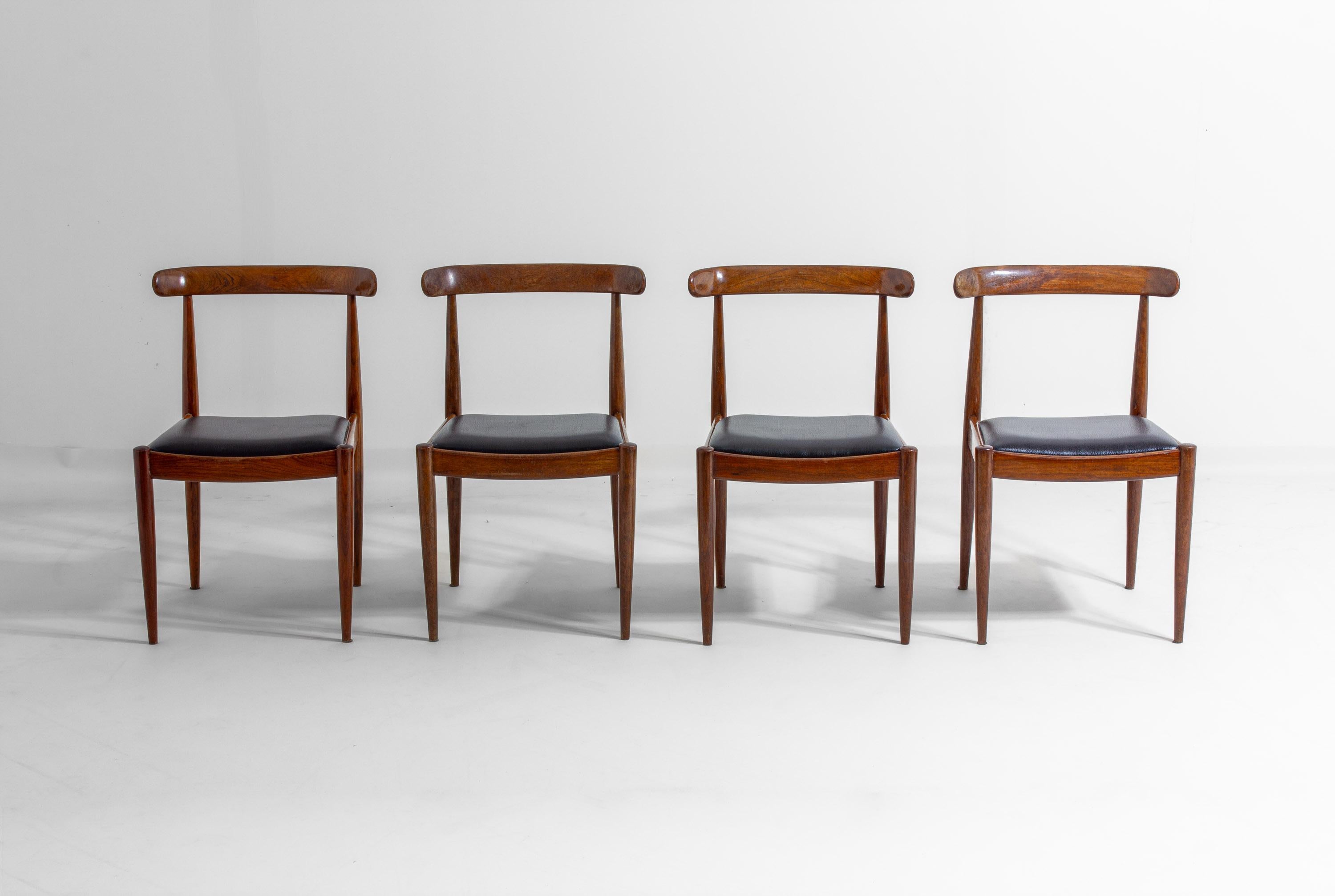Este juego de cuatro sillas de comedor, modelo 500, fue diseñado por el arquitecto belga Alfred Hendrickx para Belform en la década de 1960. Las sillas tienen asientos tapizados en polipiel negra. Se trata de las ediciones premium de palisandro, que
