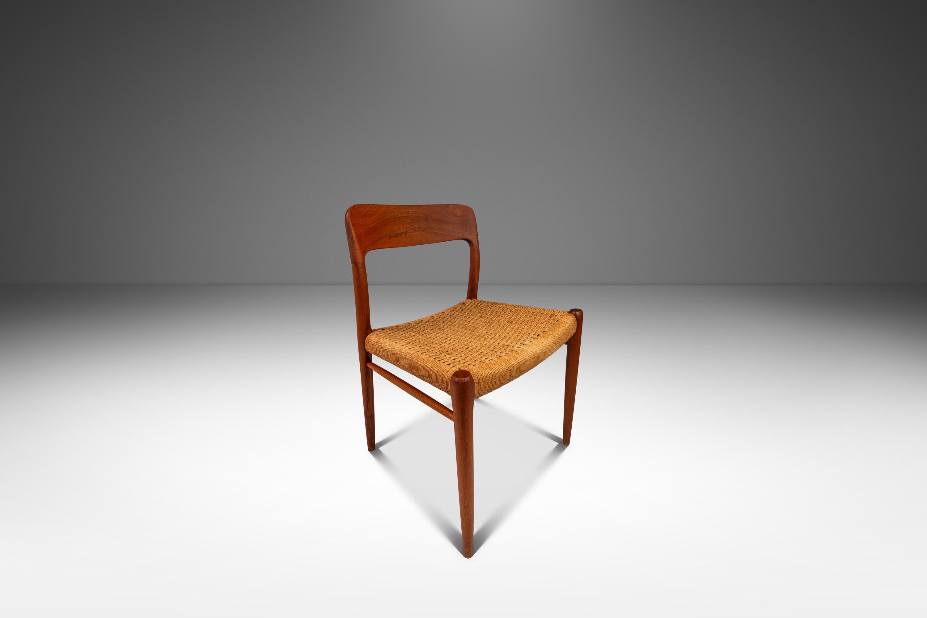  Voici un ensemble rare et limité de quatre (4) chaises de salle à manger modèle 75 par Niels Møller pour I.L.A. Møllers Møbelfabrik, fabriqué dans les années 1960 au Danemark. Ces superbes chaises sont fabriquées en teck massif, mettant en valeur