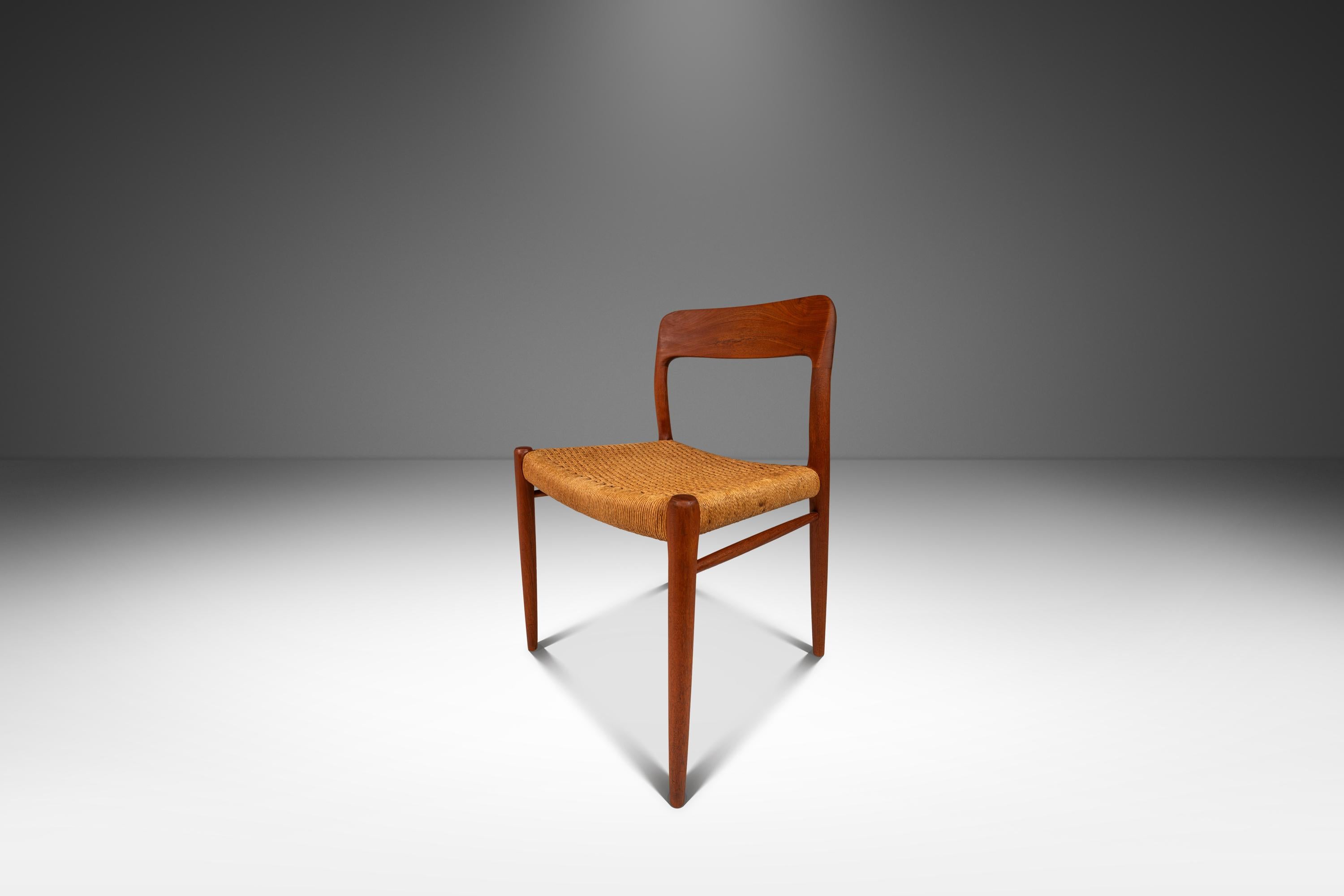 Teck Ensemble de 4 chaises modèle #75, Niels Møller, JL Møllers Møbelfabrik, Danemark, années 1960 en vente