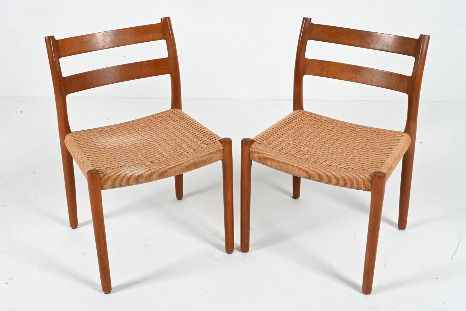 Mid-Century Modern Ensemble de 4 chaises de salle à manger en teck et corde de papier modèle 84 par Niels Otto Møller en vente