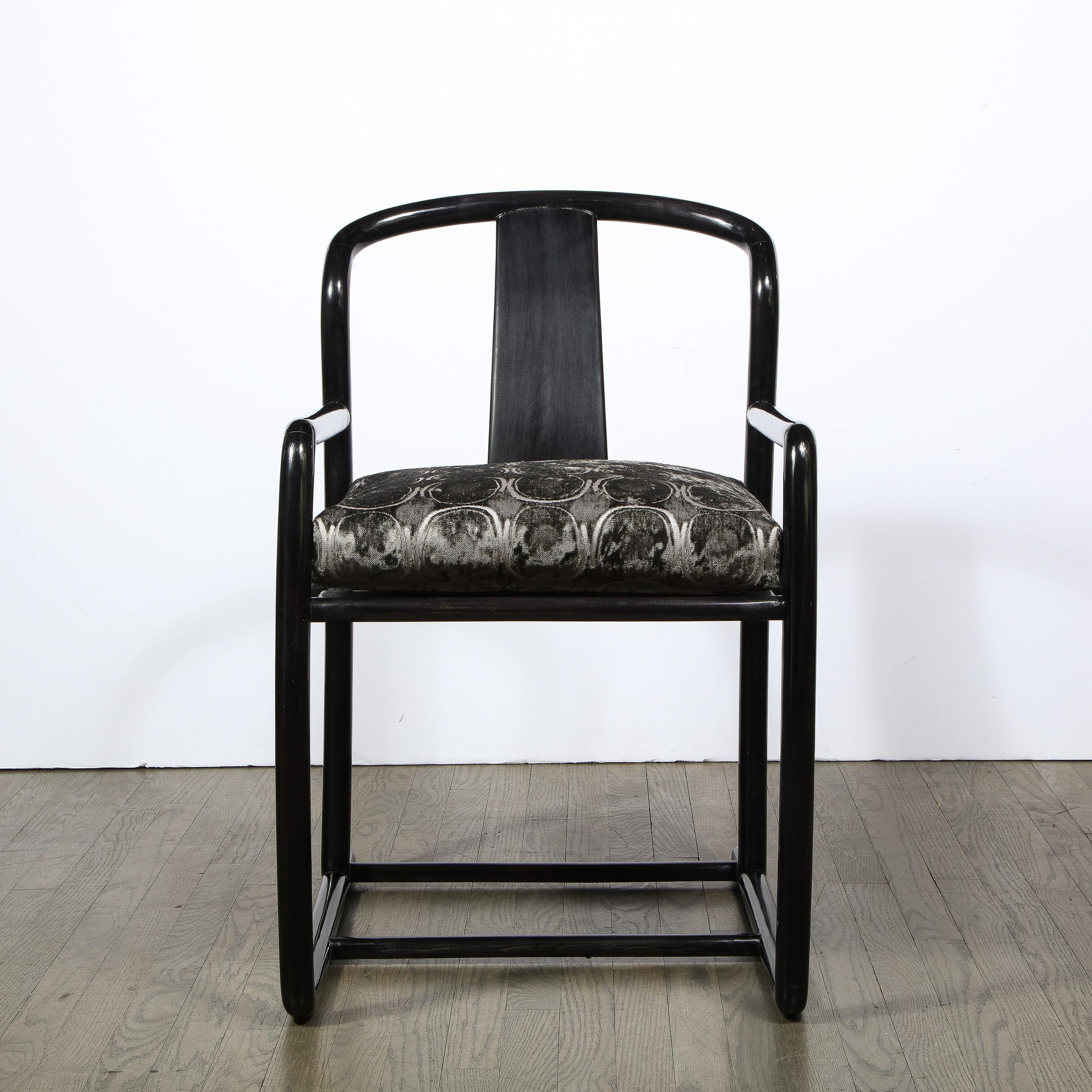 Cet ensemble sophistiqué et élégant de quatre fauteuils a été réalisé aux États-Unis par le grand Angelo Donghia vers 1985. Elles représentent une réinterprétation des chaises en fer à cheval emblématiques qui ont été inventées pendant la dynastie