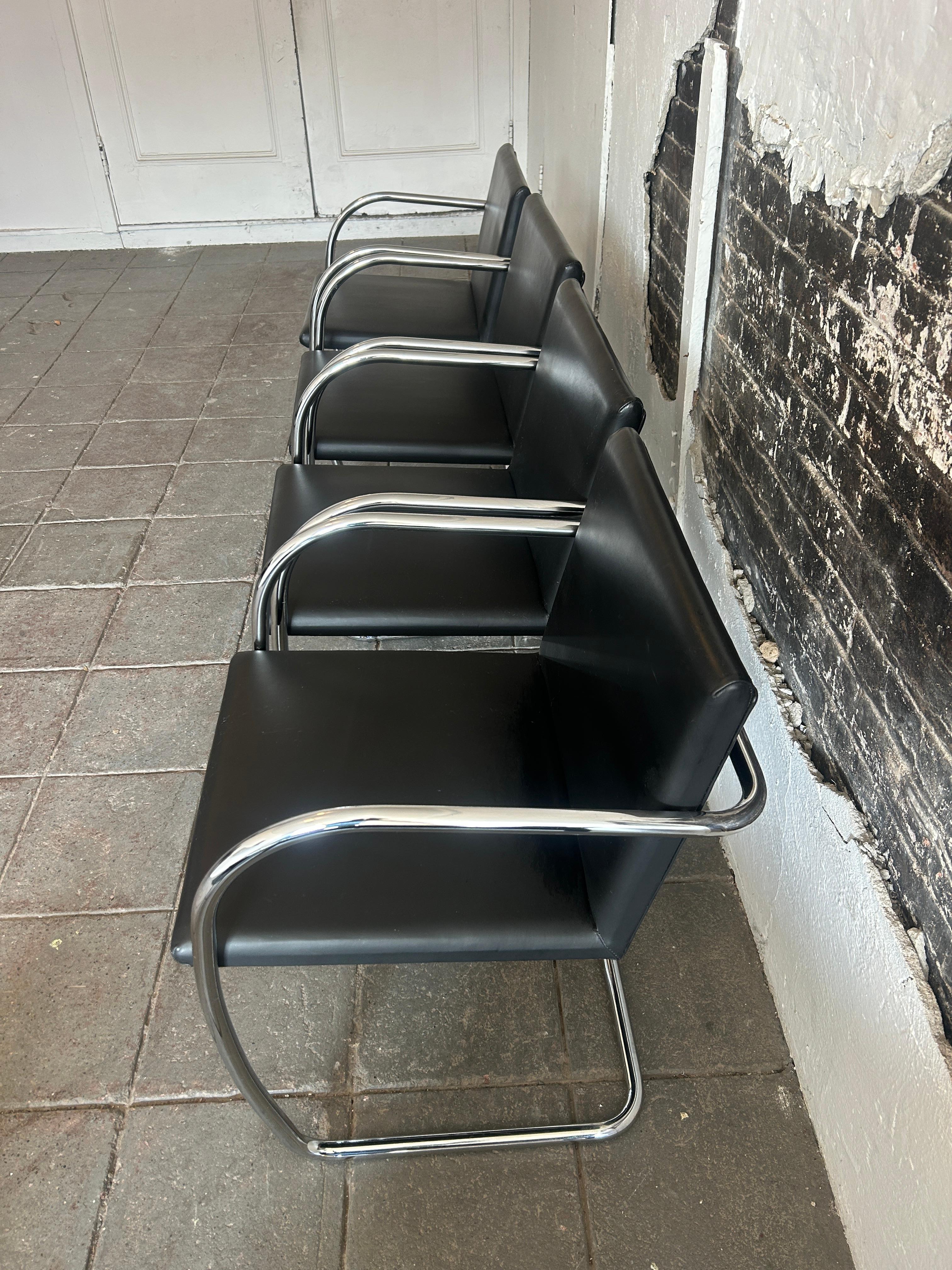 Moderne Lot de 4 chaises tubulaires modernes en cuir noir Brno chromé en vente