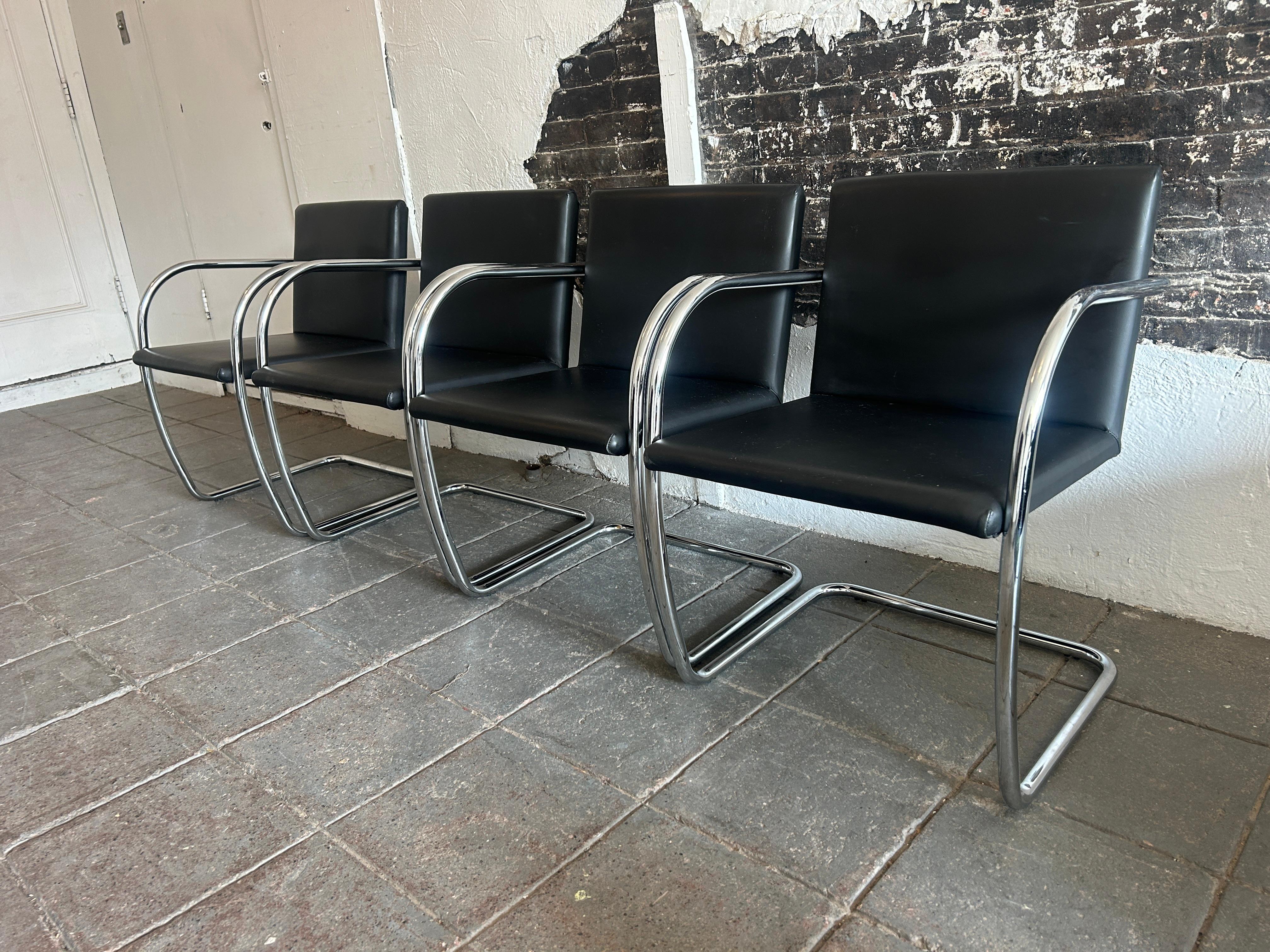 Lot de 4 chaises tubulaires modernes en cuir noir Brno chromé Bon état - En vente à BROOKLYN, NY