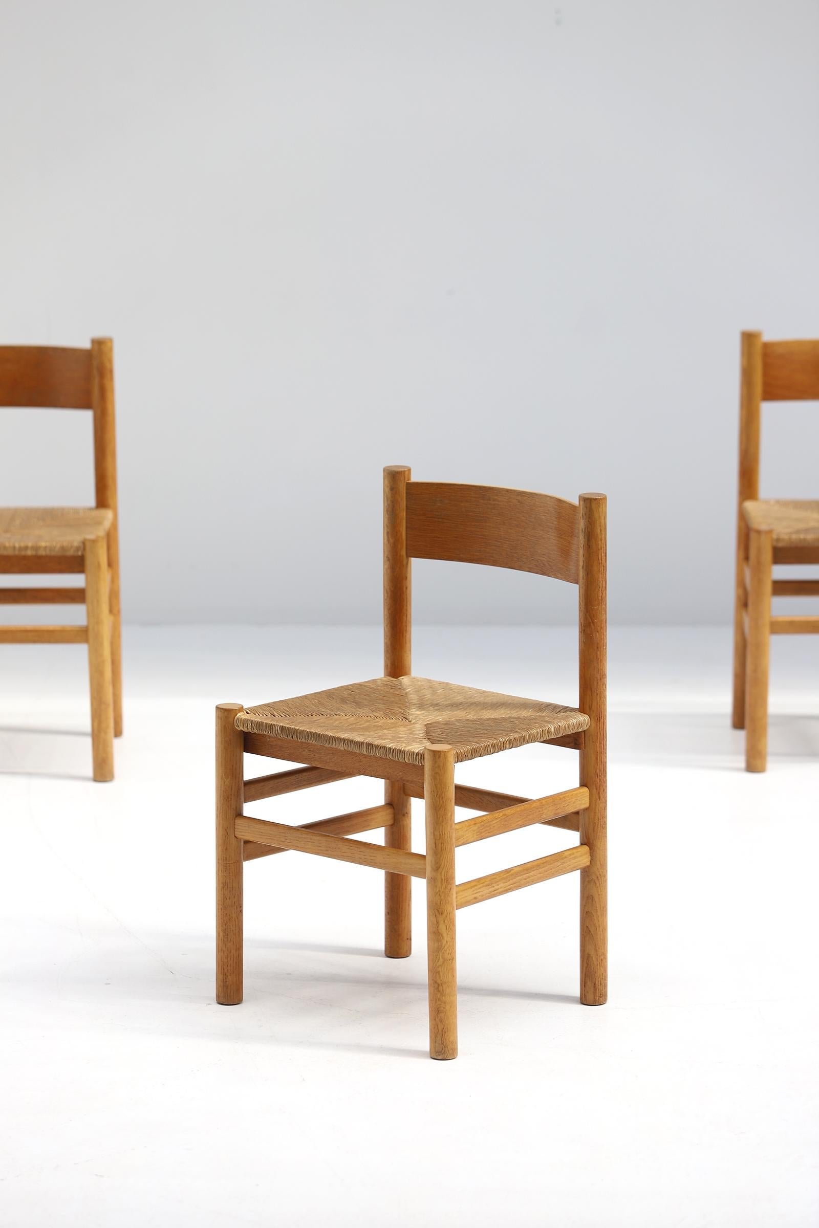 This set of wooden dining chairs with a rush seat are decorative in its simplicity. It reminds me of the work of Charlotte Periand. The chairs have the same subtle, yet comfortable, organic elements as Perriand’s designs. The solid wood chairs have