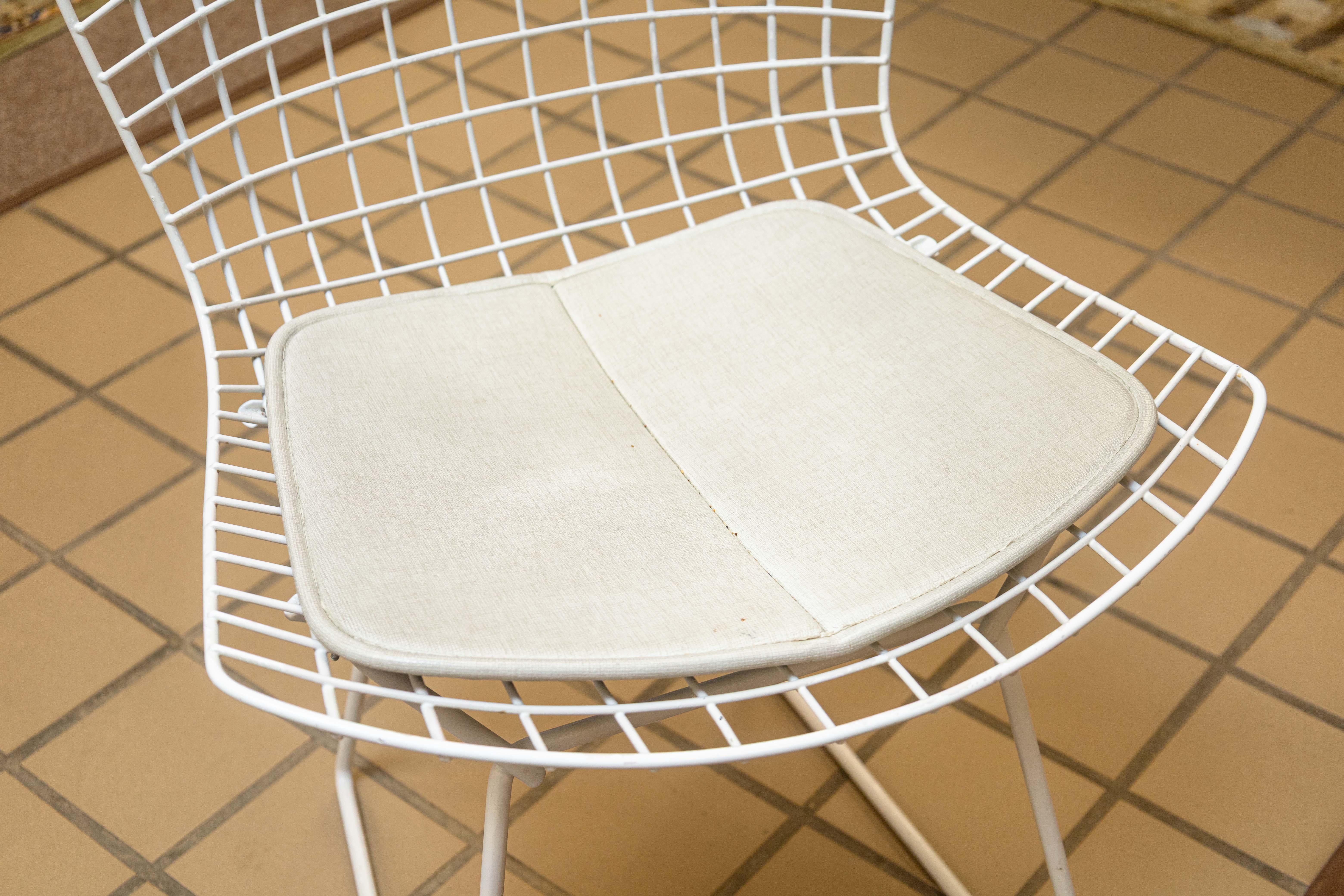 Americano Set di 4 sedie moderne Harry Bertoia bianche con padiglioni in vinile in vendita