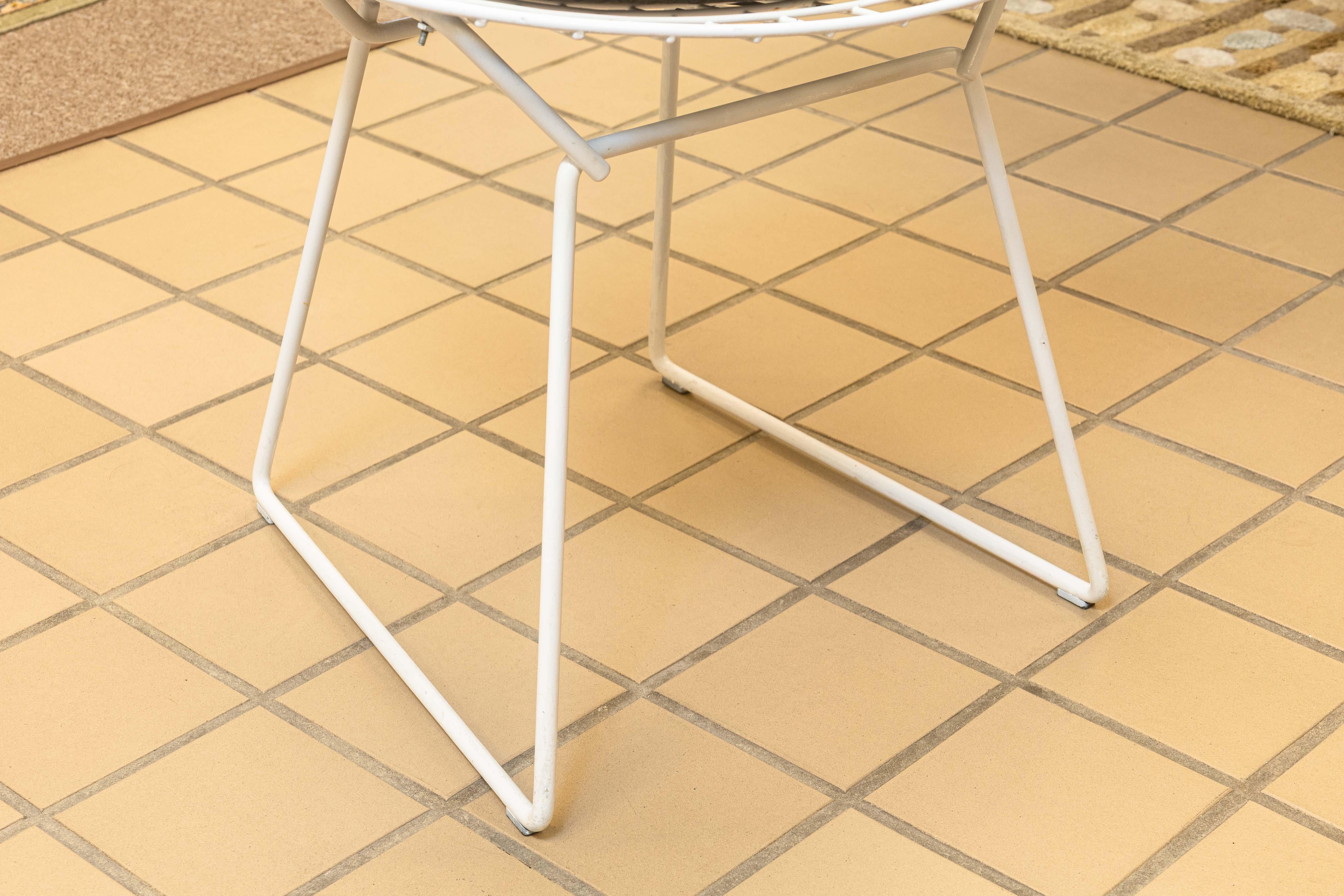 20th Century Set of 4 Modern Harry Bertoia White Side Chairs with Vinyl Seat Pads For Sale